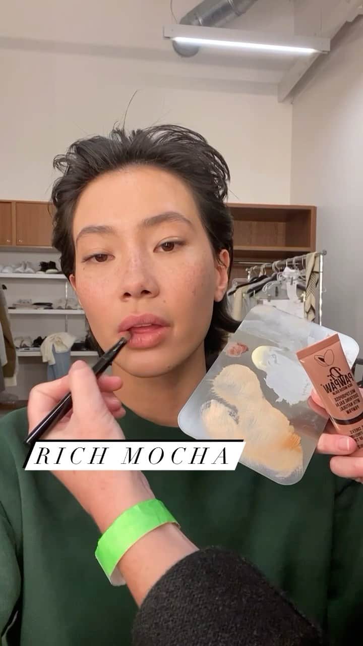 JO BAKERのインスタグラム：「M O C H A • B A L M  Hero product of the day @dr.pawpaw #richmochabalm on stunner @chloblnchrd ...soft eyes, freckles and a coffee tinted balm on the lips!! Perfect brown tone tint for this time of year!!!! #jobakermakeupartist #makeup #makeuptutorial #makeupideas #makeupartist #makeuplooks #tint #balm #beauty #makeupaddict #nomakeupmakeup」