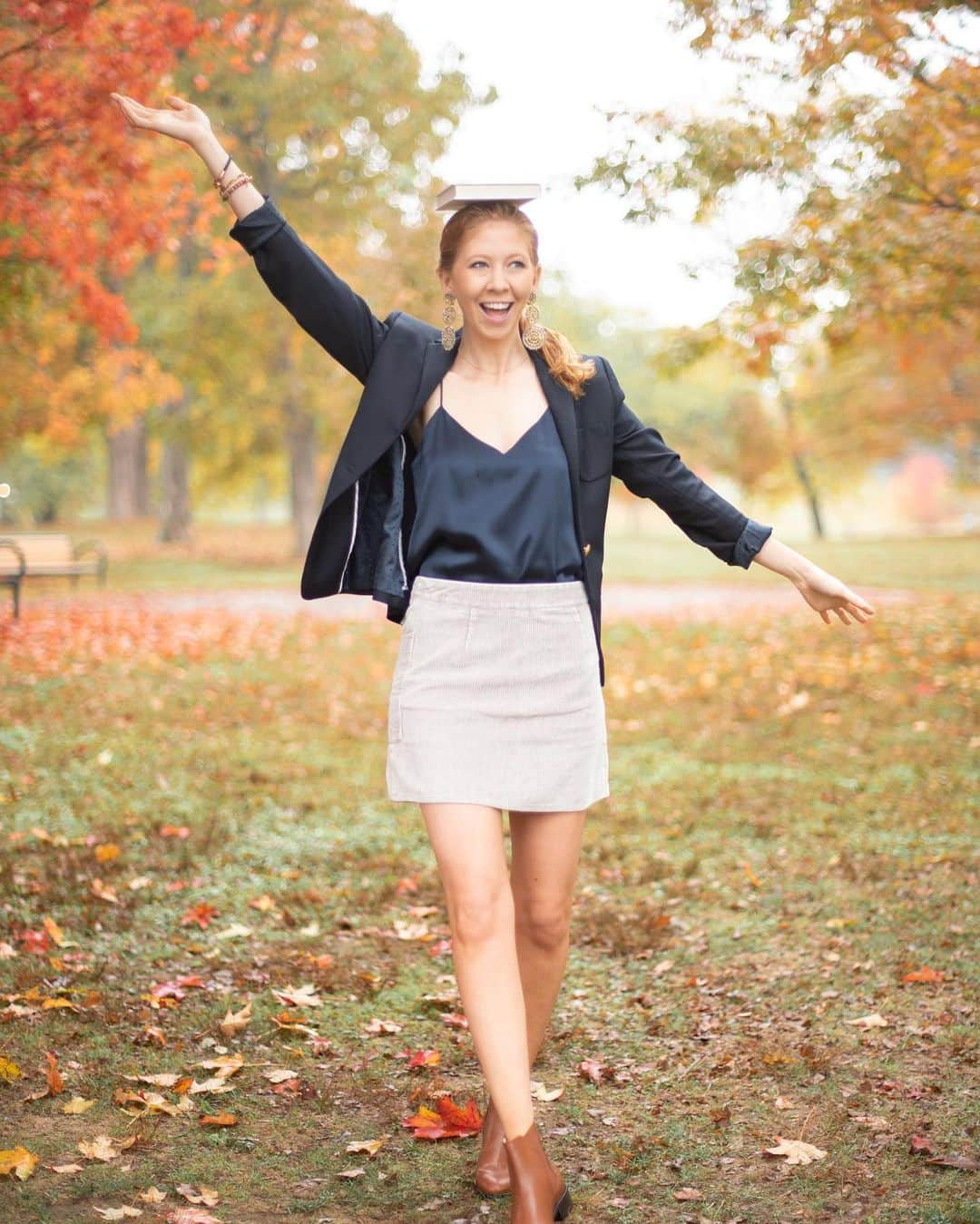 ブルックスブラザーズさんのインスタグラム写真 - (ブルックスブラザーズInstagram)「Book it to the weekend. @Styleinherited gives the timeless navy blazer some premium Friday flair. #BrooksBrothers #RedFleece #TGIF #FallStyle」11月14日 9時25分 - brooksbrothers