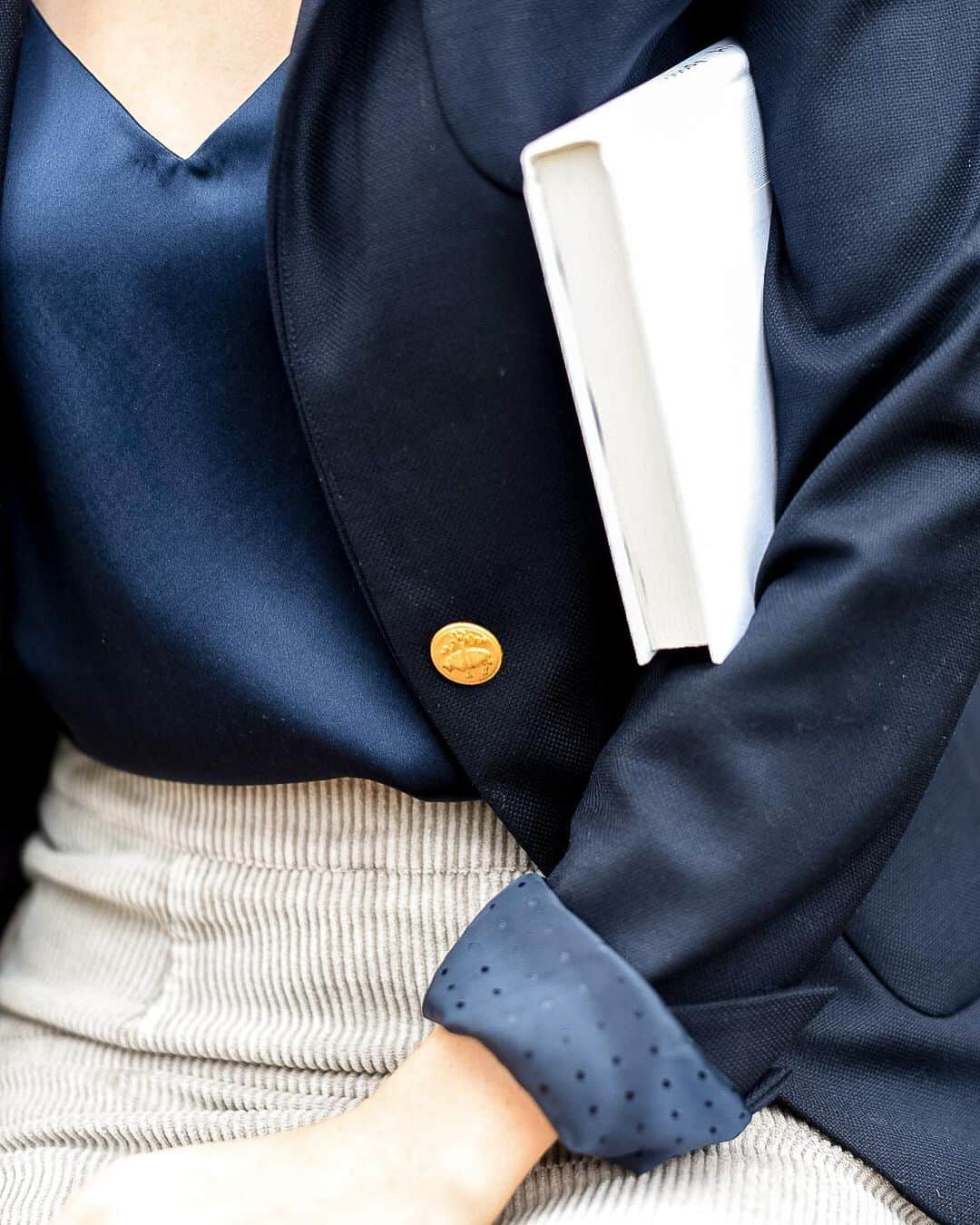 ブルックスブラザーズさんのインスタグラム写真 - (ブルックスブラザーズInstagram)「Book it to the weekend. @Styleinherited gives the timeless navy blazer some premium Friday flair. #BrooksBrothers #RedFleece #TGIF #FallStyle」11月14日 9時25分 - brooksbrothers