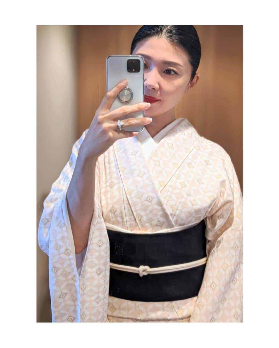 のインスタグラム：「落ち着いたピンク色の総柄小紋に黒い帯を合わせて。 お着物と帯は長吉呉服店さん。  #歌舞伎 をはじめ #お着物 や #日本の伝統 が長く守られ受け継がれますように。 #kimono #kimonocordinate #japanesekimono #japanesetradition #beautifultradition #lovekimono  #instakimono  #日本の伝統 #美しい伝統 #守るべきもの #日本の美  #お着物と帯 #組み合わせ #楽しい #お着物の魅力  #小紋 #総柄小紋 #染め帯 #長吉呉服店 さん #亜紀の和装記録」