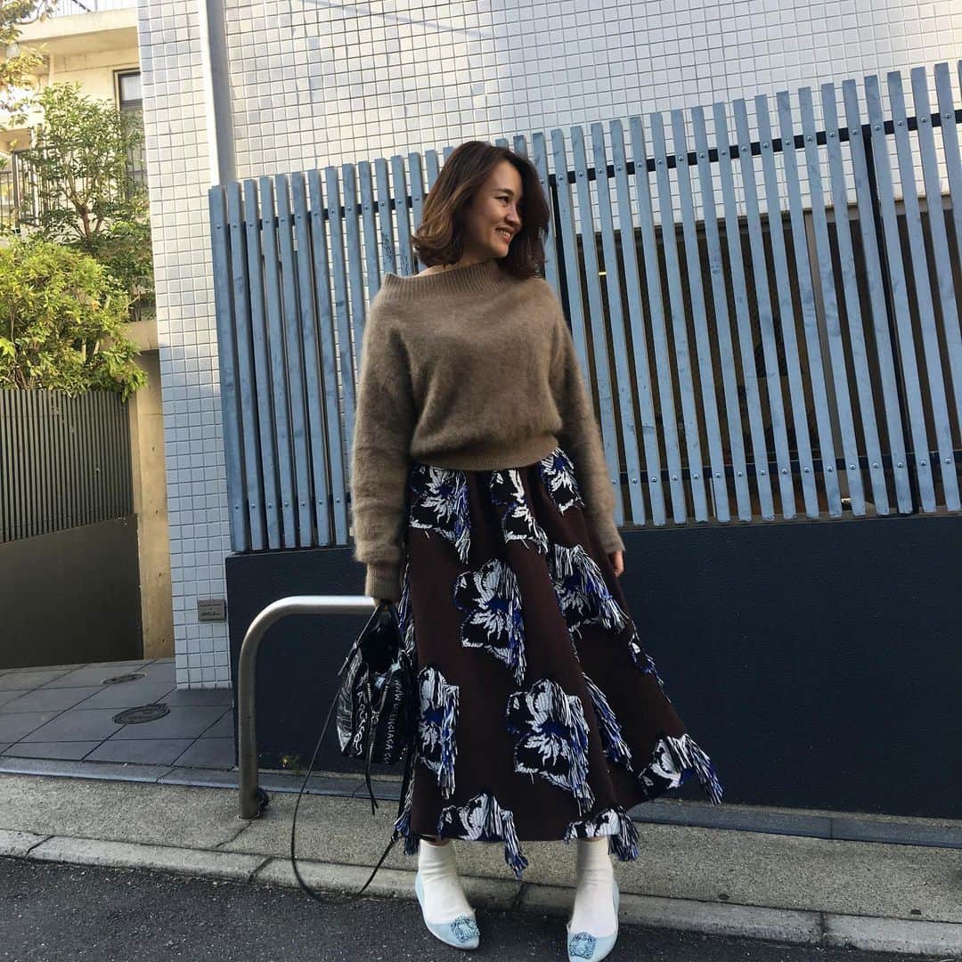増山敬子のインスタグラム：「Instagramが新しくなっててまったく使い方がわからなくなってしまったやないの😅 若くないの、新機能を覚えるのも大変だね🤧 昨日のコーデ！アウターいらずだったから嬉しかった♡ さぁ、今日は#fvecフリマ　upしてもらうよー💗写真撮り沢山します💗出品されるアイテムはストーリーでupするね！ #mamacoordinate #ニット# #バック　#balenciaga #バレンシアガ #スカート# #ハンギシ#manoloblahnik #マノロブラニク」