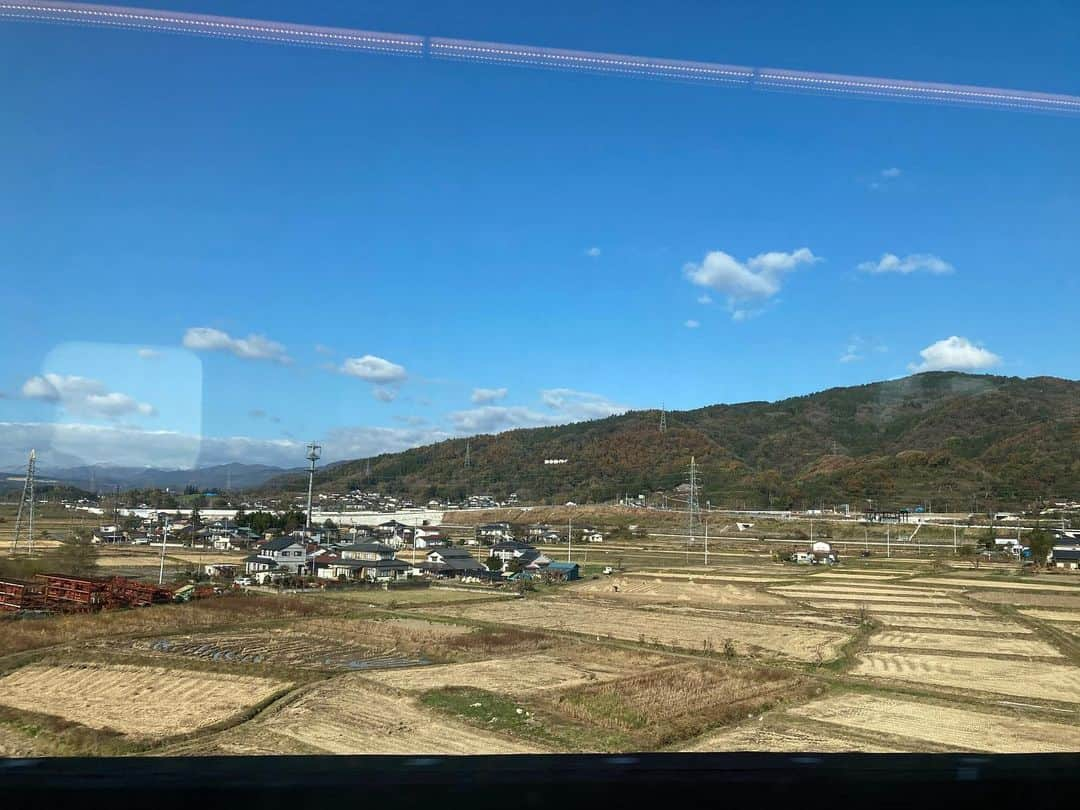 山口ひろみさんのインスタグラム写真 - (山口ひろみInstagram)「おはようございます😊 宮城県女川町に向かっております🚝 今日も良いお天気☀️ GO TOの影響でしょうか、駅にいる方も新幹線に乗っている方も先月より増えているようなので、感染対策をしっかりと！気をつけなくちゃ💦 みなさまにとって、今日が素晴らしい一日でありますように❤️ #山口ひろみ #宮城県女川町 #サンマーソニック #行ってきます」11月14日 9時28分 - hiromiyamaguchi_official