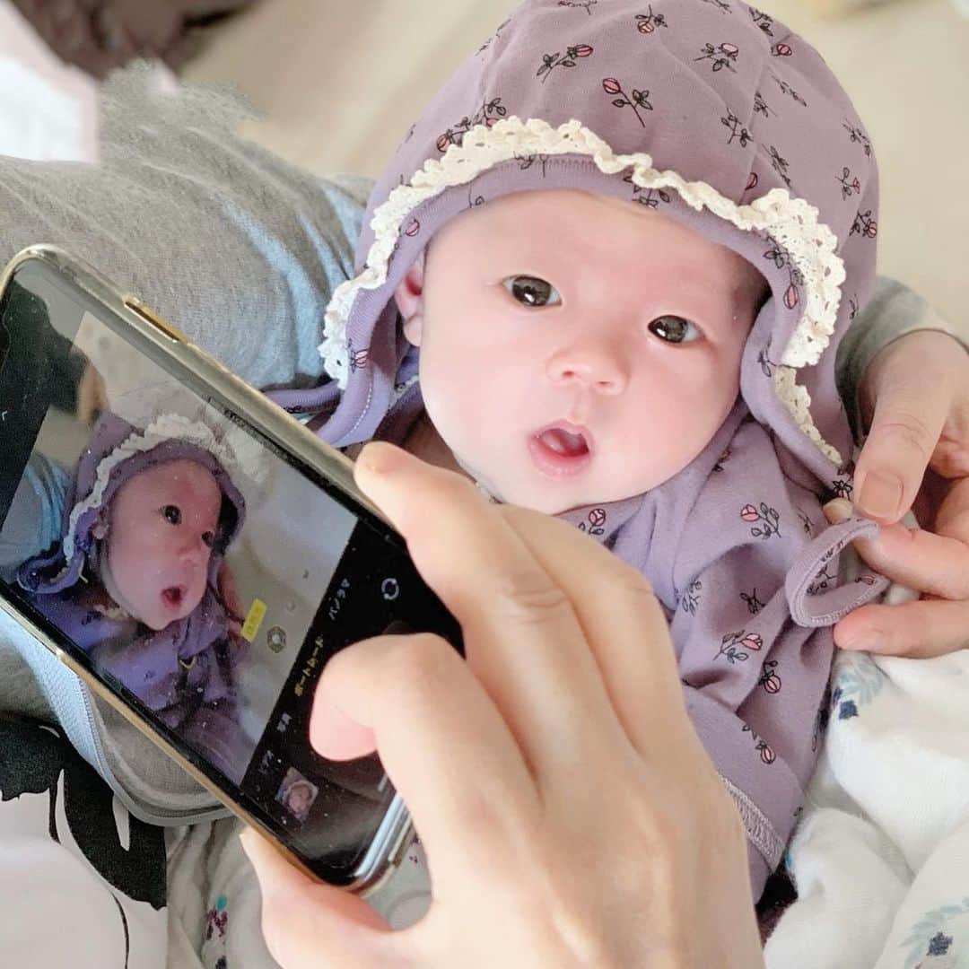 mariomi324のインスタグラム：「バビーが撮ってるとこを撮ってみた🤳💕 今日で1ヶ月！👶🏻 昨日の一ヶ月検診、何も問題なくてよかった😊 おりこうさんでした✨ ♡ ♡ ♡ ♡ #新生児 #乳児 #生後1ヶ月 #女の子ベビー #babygirl #女の子ママ #姉妹ママ #ロンパース #ベビー用品 #ベビーグッズ #赤ちゃんのいる暮らし #赤ちゃんのいる生活 #mamagirl #babystagram #ig_kids #ig_baby」