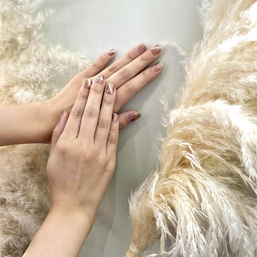 のインスタグラム：「﻿ ﻿ ﻿ 今月も最高に可愛いネイルに💅﻿ ﻿ マグネットネイル2本とブラウン系ニュアンスネイルにゴールドライン入れてもらいました〜﻿ ﻿ ﻿ ﻿ 褒められネイルです♡﻿ ﻿ ﻿ ﻿ @angelica_michelle.ebisu  いつもありがとうございます◎﻿ ﻿ とてもオススメなので行ってみてね〜﻿ ﻿ ﻿ ﻿ ﻿ ﻿ #マグネットネイル#ニュアンスネイル#秋ネイル#ブラウンネイル」