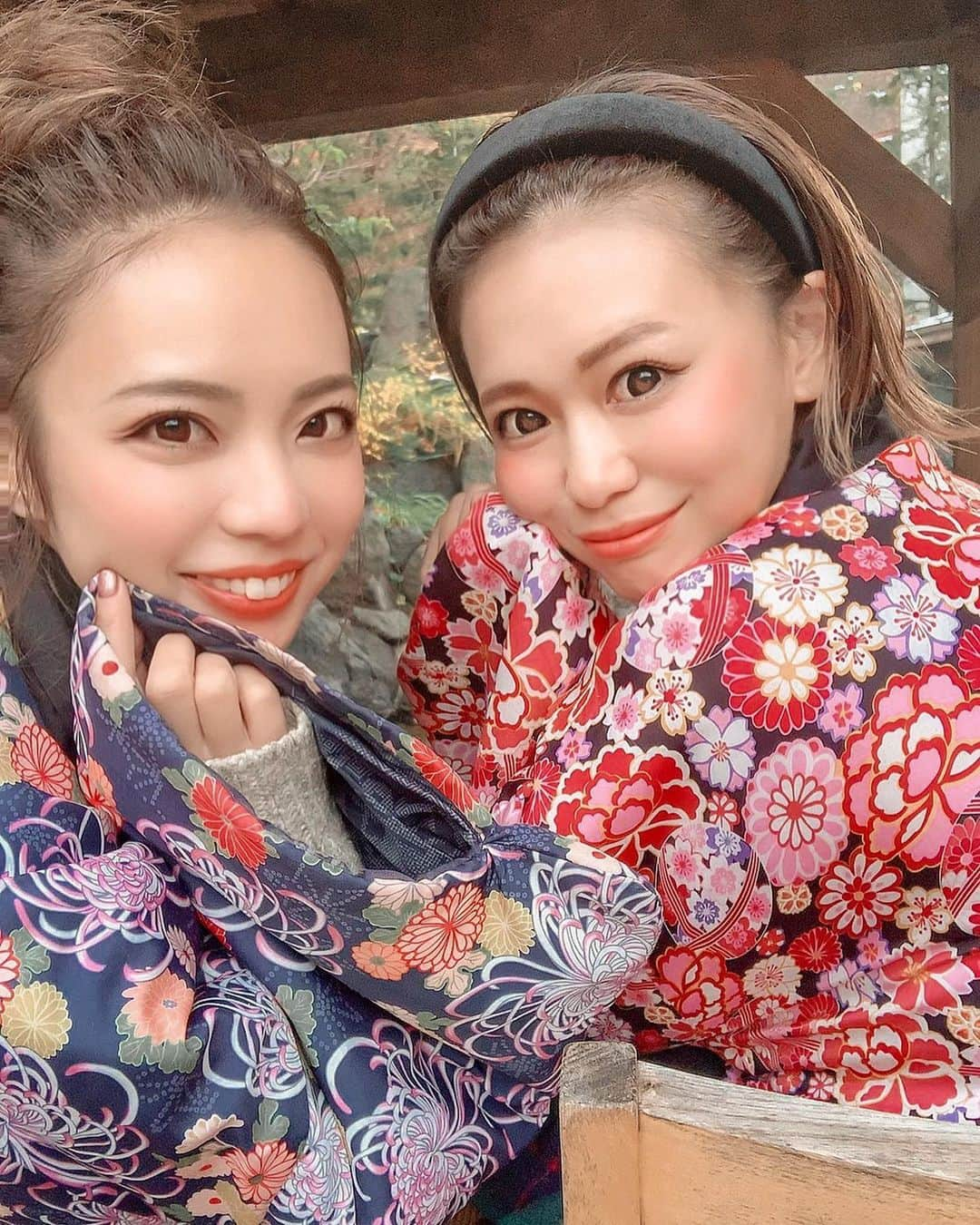 まおまおさんのインスタグラム写真 - (まおまおInstagram)「11.9. 定山渓温泉で足湯したよ♨❤️️﻿ もう雪が積もってて少し寒かったけど﻿ 足つけちゃえばあったかくて﻿ ずーーっと外に居られた☃️❄️ ﻿ コーヒーや紅茶がセルフで自由に飲めて☕️﻿ ﻿ 手作りのお茶菓子まで用意されてて🍪﻿ ﻿ とにかく居心地が良すぎて﻿ すんごい癒されtimeだった〜❤️﻿ ﻿ 📍北海道・心の里 定山﻿ ﻿ みくちゃんのplanningのおかげで﻿ めちゃくちゃ満喫できた北海道😭✨﻿ ﻿ 他にも紹介したいスポットがあるので﻿ また投稿します☃️❤️﻿ ﻿ ﻿  #北海道 #北海道旅行 #札幌 #札幌旅行 #定山渓 #定山渓温泉 #定山渓カフェ #心の里定山 #北海道温泉」11月14日 9時44分 - _maomao2_