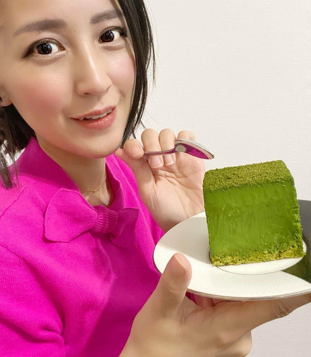 来栖あつこさんのインスタグラム写真 - (来栖あつこInstagram)「ブランシェ・ショコラ @branche_chocolat から抹茶カレ・オ・ショコラが届きました✨﻿ ﻿ ギフトなら素敵な箱入りを選ぶけど、自宅用だったので「ECO　BOX」をチョイスしました。﻿ ﻿ ﻿ ﻿ 待ち焦がれていたので、届いてすぐに開封して食べちゃったけど、どうやらブランシェ・ショコラは“温度変化”で味わい変わるのも特徴らしいので、ちょっと解凍した部分を熱したナイフでカットしておいて、半分はすぐ食べて、もう半分は時間をおいてから食べるのもGOOD!﻿ ﻿ ﻿ ﻿ お味は・・・・見た目通りの「濃厚抹茶」！﻿ 期待を裏切りません✨﻿ ﻿ 驚くほどなめらかな口溶けで、八女茶の豊かな香りが口いっぱいにふんわりと広がる～！﻿ 『この濃厚なしっとりとした舌触り・・・なんだろう？！』﻿ って思ったら、生クリームと煮詰めたミルクの絶妙な配合バランスが理由らしい。﻿ ﻿ 隠し味には「梅酒」も入っているんだって♪﻿  ﻿ ﻿ 6.5cmの正方形なので、ボリュームもたっぷりです！﻿ 私は、夫と半分こして食べました😋🍽﻿ ﻿ ﻿ 「和栗🌰のカレ・オ・ショコラ」も発売されたようなので、これはチェックせねば！﻿ ﻿ ﻿ @branche_chocolat﻿ #ブランシェショコラ﻿ #カレオショコラ﻿ #カレチョコ﻿ #エコ　#スイーツ﻿ #抹茶　#MATCHA﻿ #🍵　# 八女茶﻿ #branchechocolat #至福の正方形 ﻿ #sugalabo #スガラボ」11月14日 9時39分 - atsukokurusu