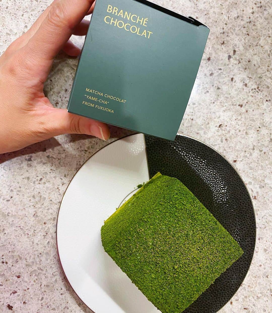 来栖あつこさんのインスタグラム写真 - (来栖あつこInstagram)「ブランシェ・ショコラ @branche_chocolat から抹茶カレ・オ・ショコラが届きました✨﻿ ﻿ ギフトなら素敵な箱入りを選ぶけど、自宅用だったので「ECO　BOX」をチョイスしました。﻿ ﻿ ﻿ ﻿ 待ち焦がれていたので、届いてすぐに開封して食べちゃったけど、どうやらブランシェ・ショコラは“温度変化”で味わい変わるのも特徴らしいので、ちょっと解凍した部分を熱したナイフでカットしておいて、半分はすぐ食べて、もう半分は時間をおいてから食べるのもGOOD!﻿ ﻿ ﻿ ﻿ お味は・・・・見た目通りの「濃厚抹茶」！﻿ 期待を裏切りません✨﻿ ﻿ 驚くほどなめらかな口溶けで、八女茶の豊かな香りが口いっぱいにふんわりと広がる～！﻿ 『この濃厚なしっとりとした舌触り・・・なんだろう？！』﻿ って思ったら、生クリームと煮詰めたミルクの絶妙な配合バランスが理由らしい。﻿ ﻿ 隠し味には「梅酒」も入っているんだって♪﻿  ﻿ ﻿ 6.5cmの正方形なので、ボリュームもたっぷりです！﻿ 私は、夫と半分こして食べました😋🍽﻿ ﻿ ﻿ 「和栗🌰のカレ・オ・ショコラ」も発売されたようなので、これはチェックせねば！﻿ ﻿ ﻿ @branche_chocolat﻿ #ブランシェショコラ﻿ #カレオショコラ﻿ #カレチョコ﻿ #エコ　#スイーツ﻿ #抹茶　#MATCHA﻿ #🍵　# 八女茶﻿ #branchechocolat #至福の正方形 ﻿ #sugalabo #スガラボ」11月14日 9時39分 - atsukokurusu