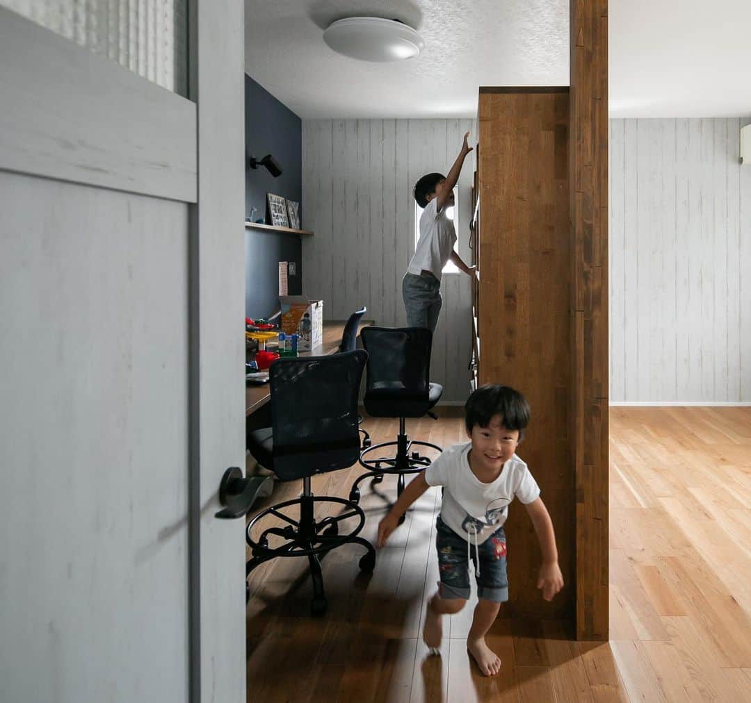 ルポハウス一級建築士事務所さんのインスタグラム写真 - (ルポハウス一級建築士事務所Instagram)「・ ・ ・ 広めの子ども部屋に造りつけのスタディーカウンターと本棚。 ・ 成長に合わせて対応できる余幅を持たせた空間です。 シックな色合いで飽きのこないスタイルに。 ・ ・ ・ 𓐌𓐌𓐌𓐌𓐌𓐌𓐌𓐌𓐌𓐌𓐌𓐌𓐌𓐌𓐌𓐌𓐌𓐌  ルポハウスの施工事例はこちらまで☞ @reposhouse  𓐌𓐌𓐌𓐌𓐌𓐌𓐌𓐌𓐌𓐌𓐌𓐌𓐌𓐌𓐌𓐌𓐌𓐌 #ルポハウス は#ちょっとかっこいい家 を"友人のために" という思いでつくっています。 一生に一度の#マイホーム。 「あなたにしかできない」×「ルポハウスだからできる」で、 私たちだけの#家づくり を思いっきり楽しんでみませんか？！ ・ ・ ・ #住宅 #注文住宅 #新築一戸建て #デザイナーズ住宅  #一級建築士事務所 #設計事務所  #滋賀県 #子ども部屋 #子ども部屋インテリア #造作カウンター #造作本棚 #朝日ウッドナチュラル #さんにんきょうだい」11月14日 9時42分 - reposhouse