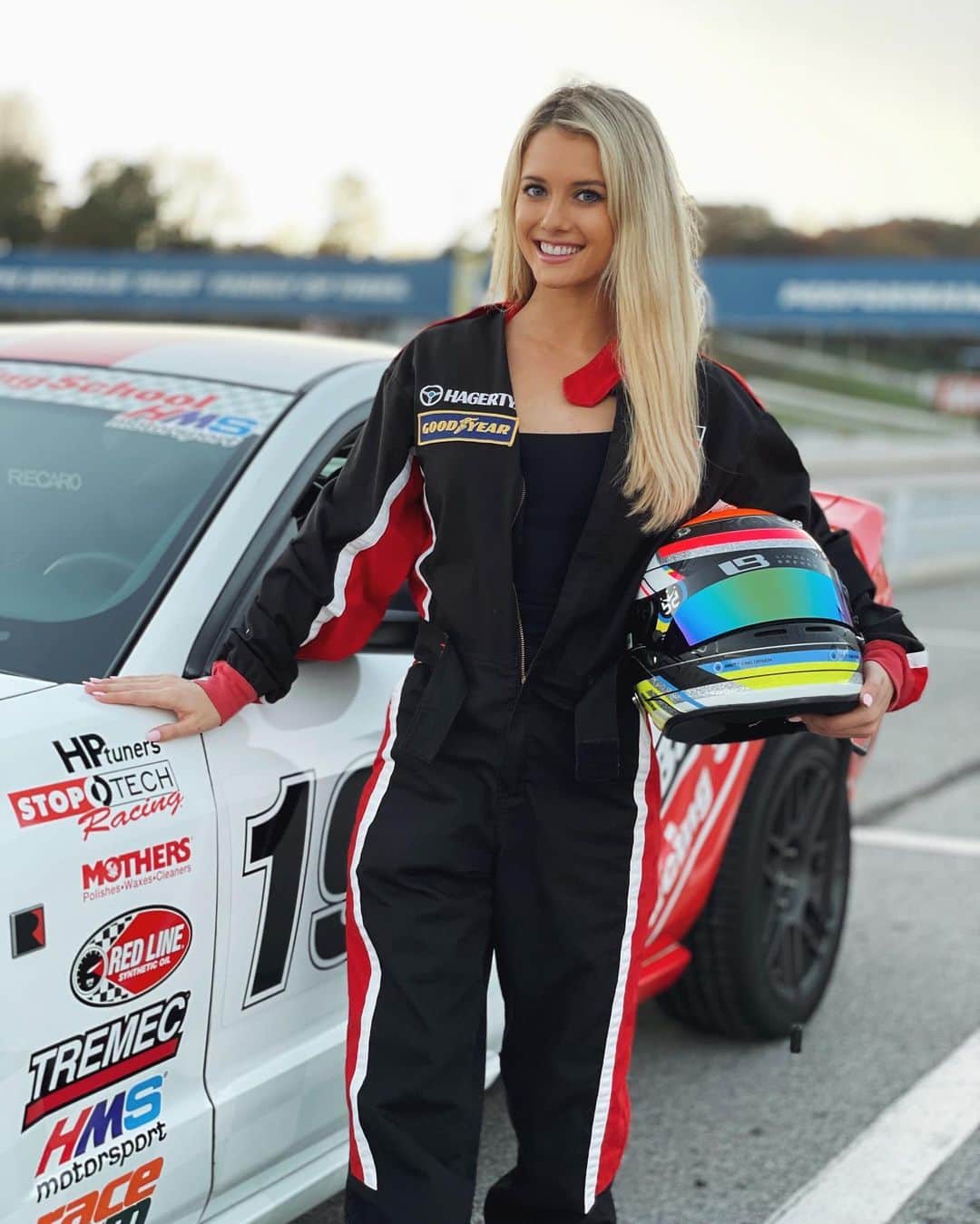 Lindsay Brewerのインスタグラム：「Today was so much fun back on the track 🏁🤍」