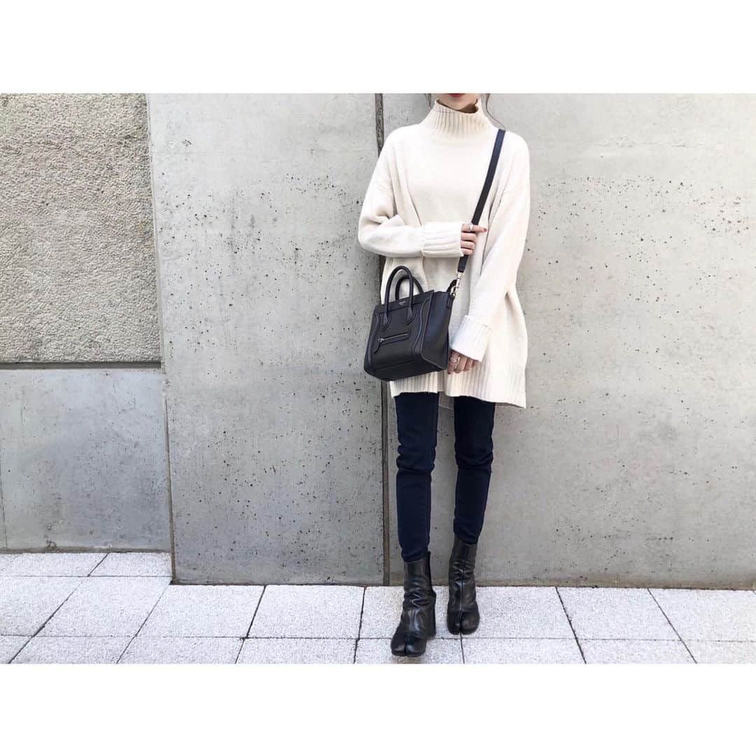 kumiさんのインスタグラム写真 - (kumiInstagram)「昨日のふく☺︎☺︎  outer / knit / pants : #reedit @reedit_official_official shoes : #maisonmargiela  bag : #celine  メインは可愛すぎるチェックのコート🧥 7,998円には見えなくて、着ていると「どこのコート♡？」と聞いてもらえるお気に入りの１着✨  脱ぐと実はチュニック丈なニット。 この丈感は重くなりがちだから今まで持っていなかったのだけど… これは軽くて着やすくて安心した◎  最近定番になりつつある 全身 @reedit_official スタイル。  プチプラで高見えするから、通勤コーデはリエディ率が高め。本当にありがたい😌🌿  公式サイトにて15日まで 1000円offクーポンがでていました＊ ( 楽天roomにもUPしています⌫️ )  素敵な週末をお過ごしください🕊  #トレンチコート#チェックコート#ハイネック#ハイネックニット#リエディ#リエディスタ#エシカルファッション#サステナブル#スキニーパンツ#裏起毛パンツ#低身長コーデ#シンプルコーデ#大人カジュアル#セリーヌ#ラゲージ#マルジェラ#ブーツ#SDGs」11月14日 9時48分 - 93_0920