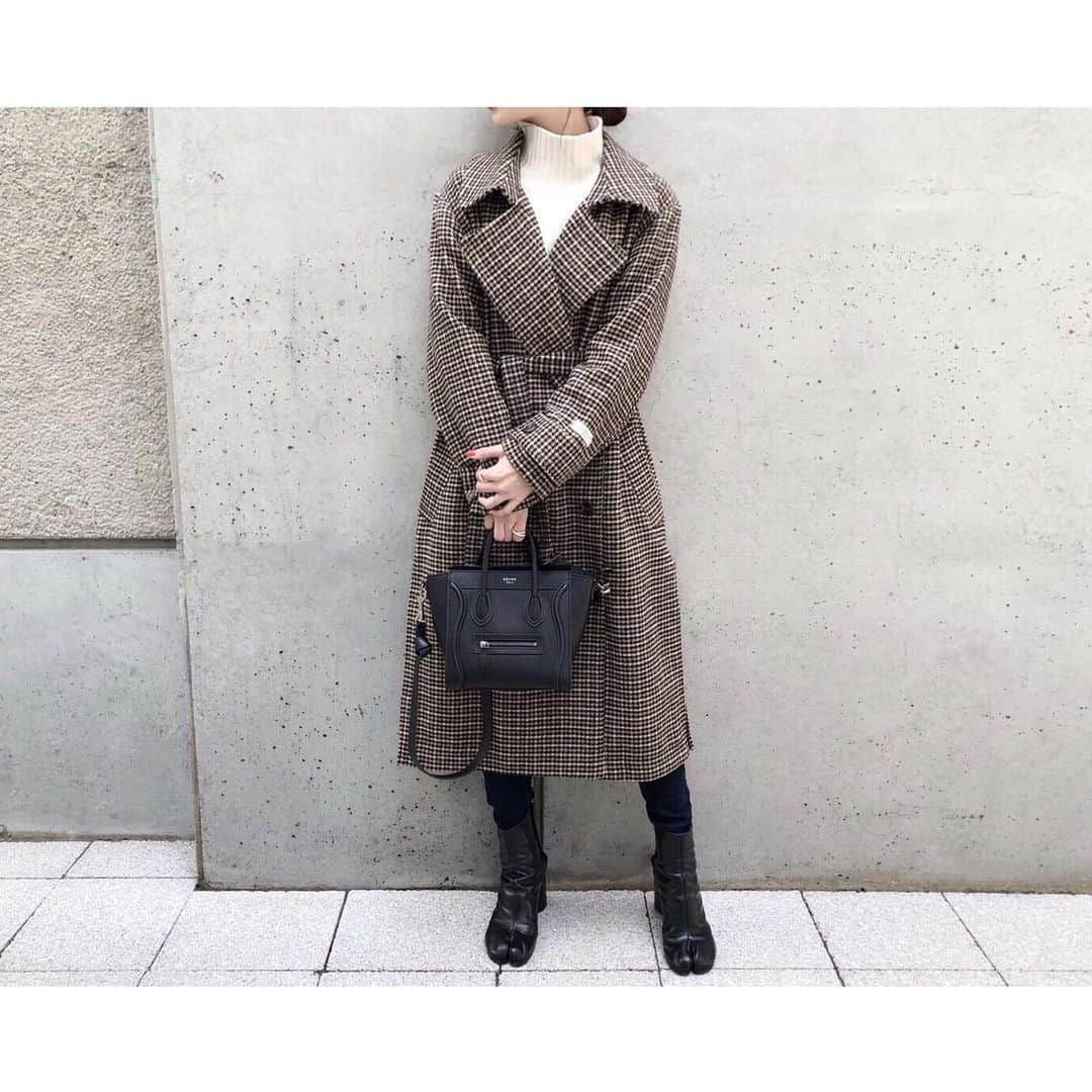 kumiのインスタグラム：「昨日のふく☺︎☺︎  outer / knit / pants : #reedit @reedit_official_official shoes : #maisonmargiela  bag : #celine  メインは可愛すぎるチェックのコート🧥 7,998円には見えなくて、着ていると「どこのコート♡？」と聞いてもらえるお気に入りの１着✨  脱ぐと実はチュニック丈なニット。 この丈感は重くなりがちだから今まで持っていなかったのだけど… これは軽くて着やすくて安心した◎  最近定番になりつつある 全身 @reedit_official スタイル。  プチプラで高見えするから、通勤コーデはリエディ率が高め。本当にありがたい😌🌿  公式サイトにて15日まで 1000円offクーポンがでていました＊ ( 楽天roomにもUPしています⌫️ )  素敵な週末をお過ごしください🕊  #トレンチコート#チェックコート#ハイネック#ハイネックニット#リエディ#リエディスタ#エシカルファッション#サステナブル#スキニーパンツ#裏起毛パンツ#低身長コーデ#シンプルコーデ#大人カジュアル#セリーヌ#ラゲージ#マルジェラ#ブーツ#SDGs」