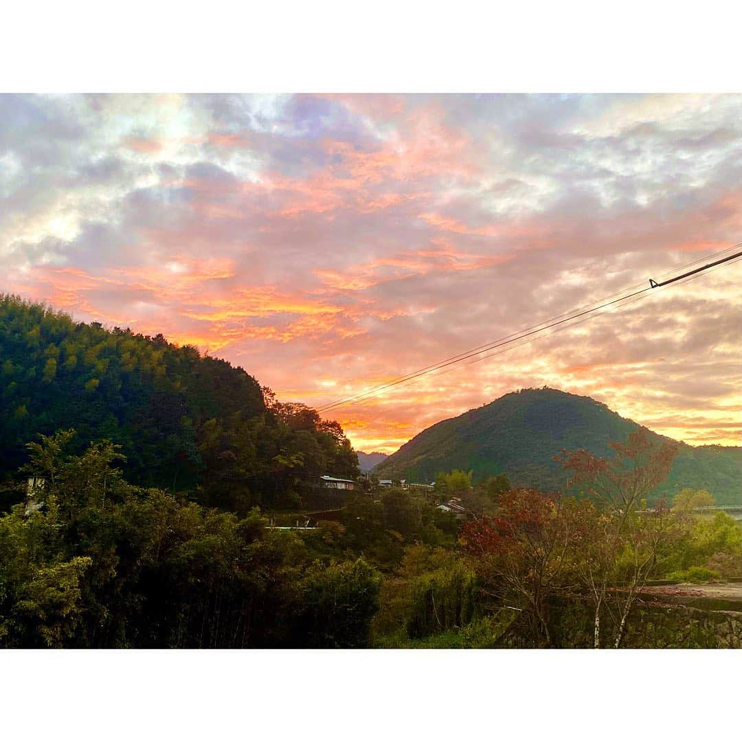 中田奈沙さんのインスタグラム写真 - (中田奈沙Instagram)「Sunset🌅  雨予報だったけど、また晴れ女を発揮！ オレンジのようなピンクのような なんとも言えない綺麗な空。  #奈沙旅in高知 #奈沙旅in四万十町  #sun #sunset #shimanto #shimantotown #kochi #japan #sky #travel #trip #mountsin #river #shimantoriver #夕日 #サンセット #サ旅 #四万十町 #高知 #晴れ女 #空 #四万十 #四国 #山  #四万十川 #川 #清流」11月14日 9時59分 - nasa_nakada