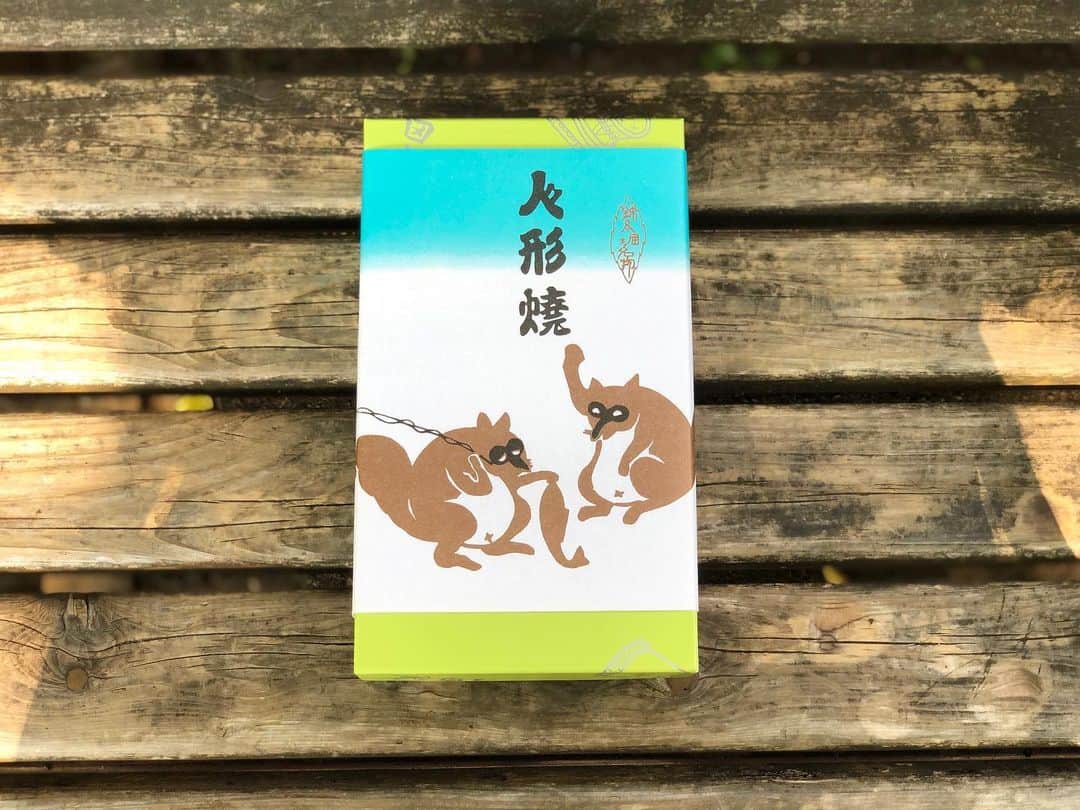 甲斐みのりさんのインスタグラム写真 - (甲斐みのりInstagram)「わざわざ届けていただいた 山田家の人形焼。 天気がいいので水筒にお茶を移して 一緒にすぐ近くの公園で。  #気持ちが伝わるおいしい贈りもの  #菓子菓子菓子 #乙女の東京 、」11月14日 10時02分 - minori_loule