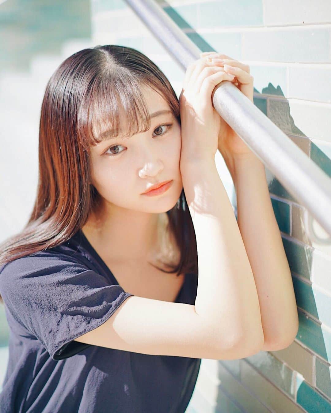 のインスタグラム：「❤︎ 前髪が少し伸びてル🤭  2年前は前髪長かったので この写真見て 当時はオールバックとかしてたの思い出した😌💭  . . #青山学院大学 #女子大学生 #一眼レフ #ポートレート #ポートレート撮影 #ポトレ #被写体 #いいね返し #portrait #as_archive #portraitphotography #as_picture #portrait_mood」