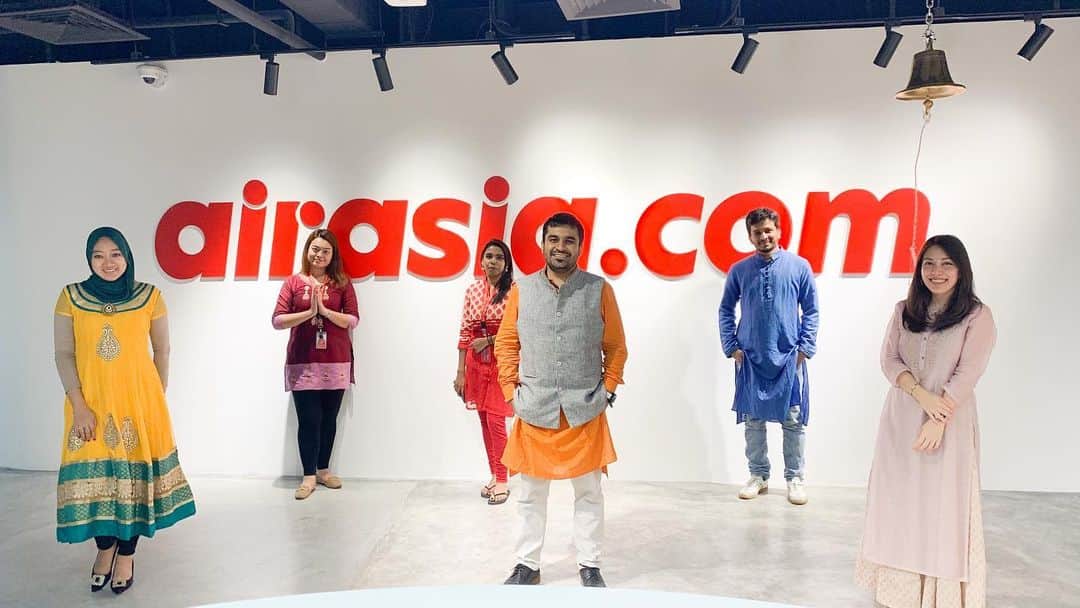 エアアジアのインスタグラム：「To everyone celebrating the Festival of Lights, Happy Deepavali from all of us at airasia! 🪔」