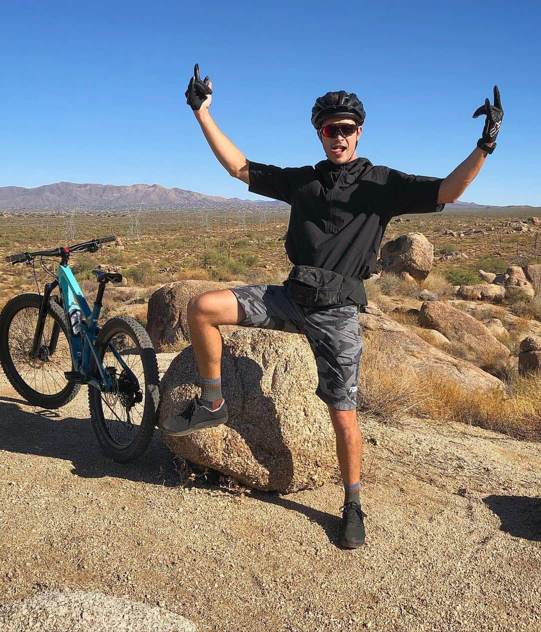 フランシスコ･ラチョースキーさんのインスタグラム写真 - (フランシスコ･ラチョースキーInstagram)「Rolling into the weekend like 🚲 🤘🏽 and yes I wear a Fanny pack to Mtb」11月14日 10時05分 - chico_lachowski