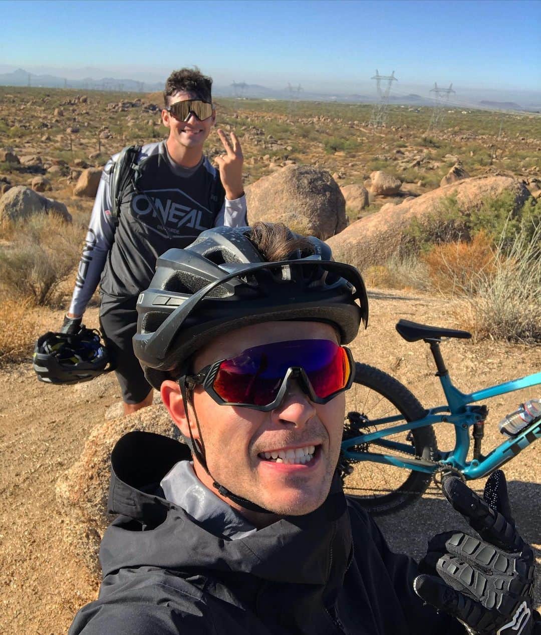 フランシスコ･ラチョースキーのインスタグラム：「Rolling into the weekend like 🚲 🤘🏽 and yes I wear a Fanny pack to Mtb」