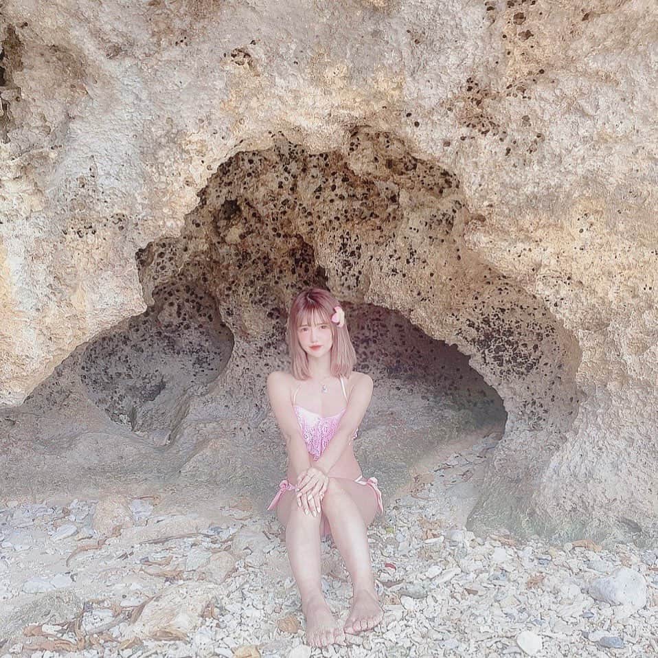 河西里音さんのインスタグラム写真 - (河西里音Instagram)「ちょこん...♡ ♡ ♡ ♡ #沖縄 #海洋博公園 #エメラルドビーチ #一番綺麗と言われてる #で見つけた洞窟みたいなとこw #ちょこん #okinawa #japanesegirl  #pink #swimwear」11月14日 10時05分 - rion_kasai