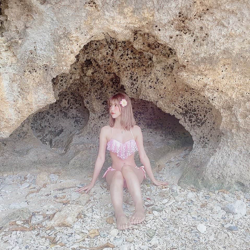 河西里音さんのインスタグラム写真 - (河西里音Instagram)「ちょこん...♡ ♡ ♡ ♡ #沖縄 #海洋博公園 #エメラルドビーチ #一番綺麗と言われてる #で見つけた洞窟みたいなとこw #ちょこん #okinawa #japanesegirl  #pink #swimwear」11月14日 10時05分 - rion_kasai