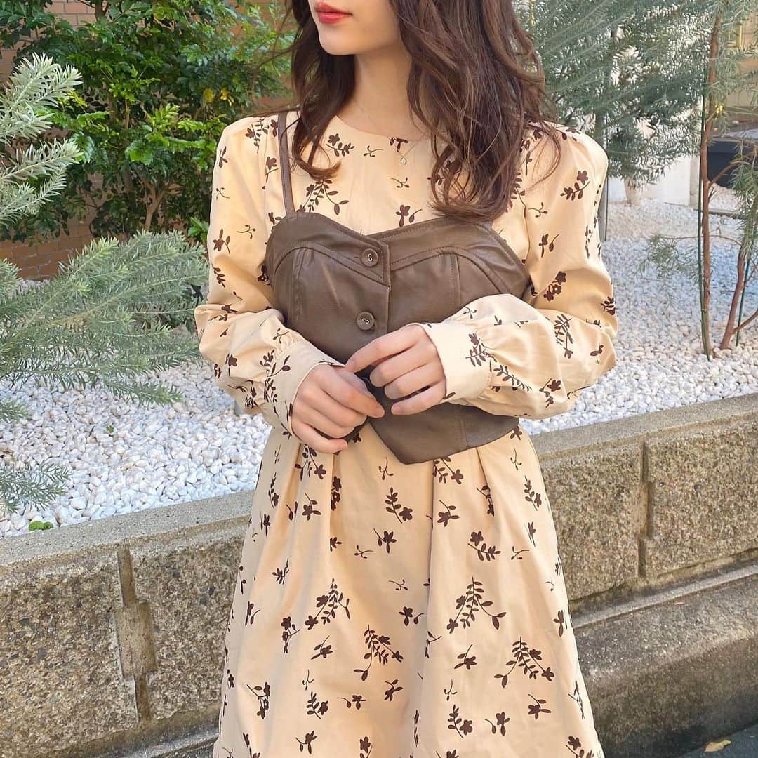 のインスタグラム：「﻿ ﻿ ﻿ ﻿ この前も載せたけど分かりにくかったので！﻿ @iradowl_official のワンピース👗﻿ パフスリーブが可愛い♡﻿ 別々でも使えるレザーのビスチェがセットになっています🤎﻿ ノーマルカメラなので色味実物とほぼ同じかと！◎ ﻿ ﻿ ﻿ ﻿ ﻿ ﻿ ﻿ ﻿ ﻿ #サロンモデル #関西サロモ #大阪サロモ #神戸サロモ #京都サロモ #撮影 #撮影データ #サロン撮影 #サロンスタイル #撮影モデル #撮影モデル募集中 #サロンモデル募集中 #ミス関大 #関大ミスキャン #加藤千絢 #iddm #撮影依頼募集中 #被写体 #mv出演 #美容師さんと繋がりたい #お洒落さんと繋がりたい #コーデュロイパンツ #リング重ね付け #ニットコーデ #キャンパスコーデ #プチプラコーデ #韓国ファッション #フリーモデル #関西フリーモデル #フリーランスモデル﻿ ﻿ ﻿ ﻿ ﻿ ﻿ ﻿ ﻿ ﻿ ﻿」