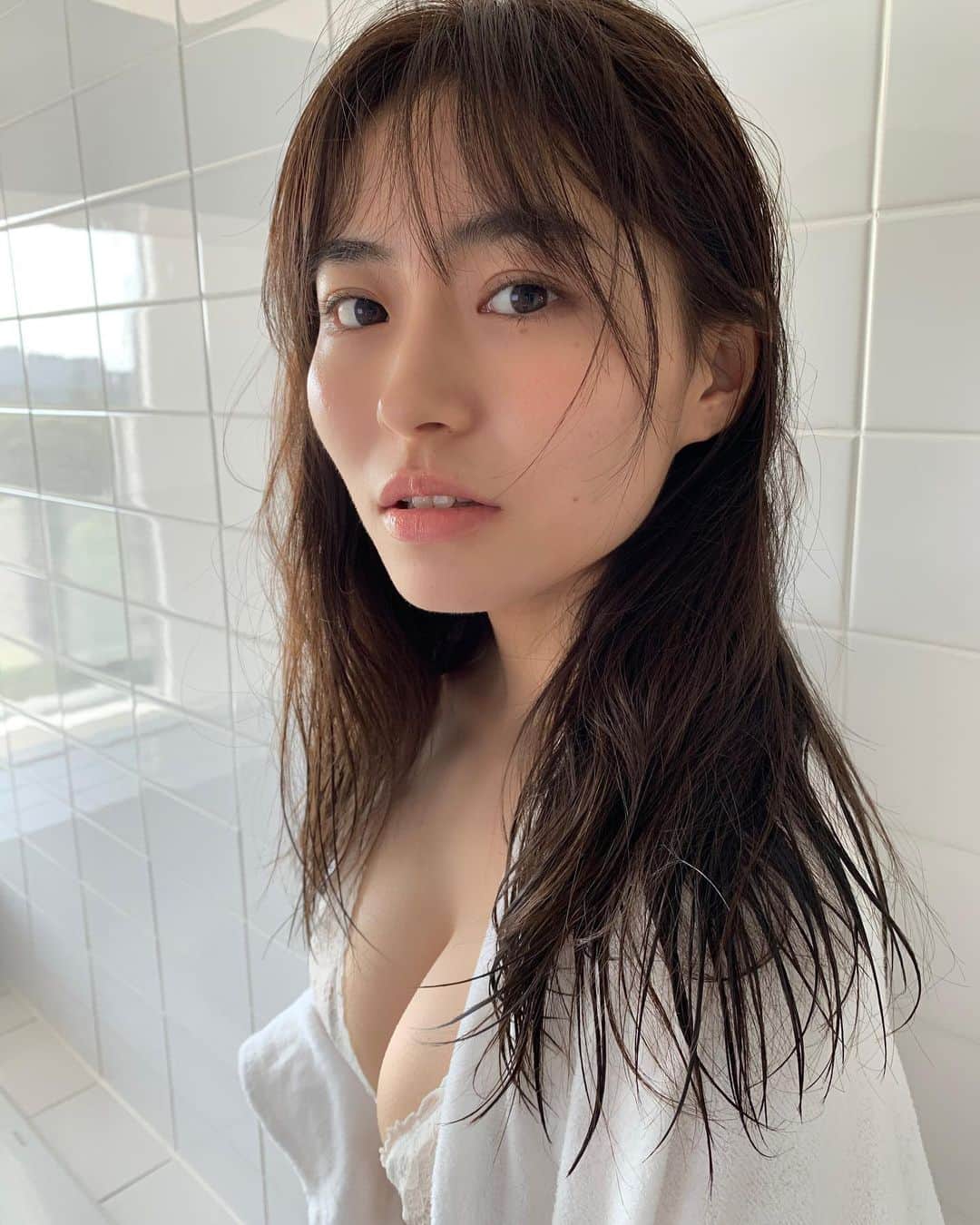 桜田茉央のインスタグラム：「みんなおはよう🌞  FRIDAY発売中です💮 このお風呂のカットお気に入りなので是非見つけてね♡」