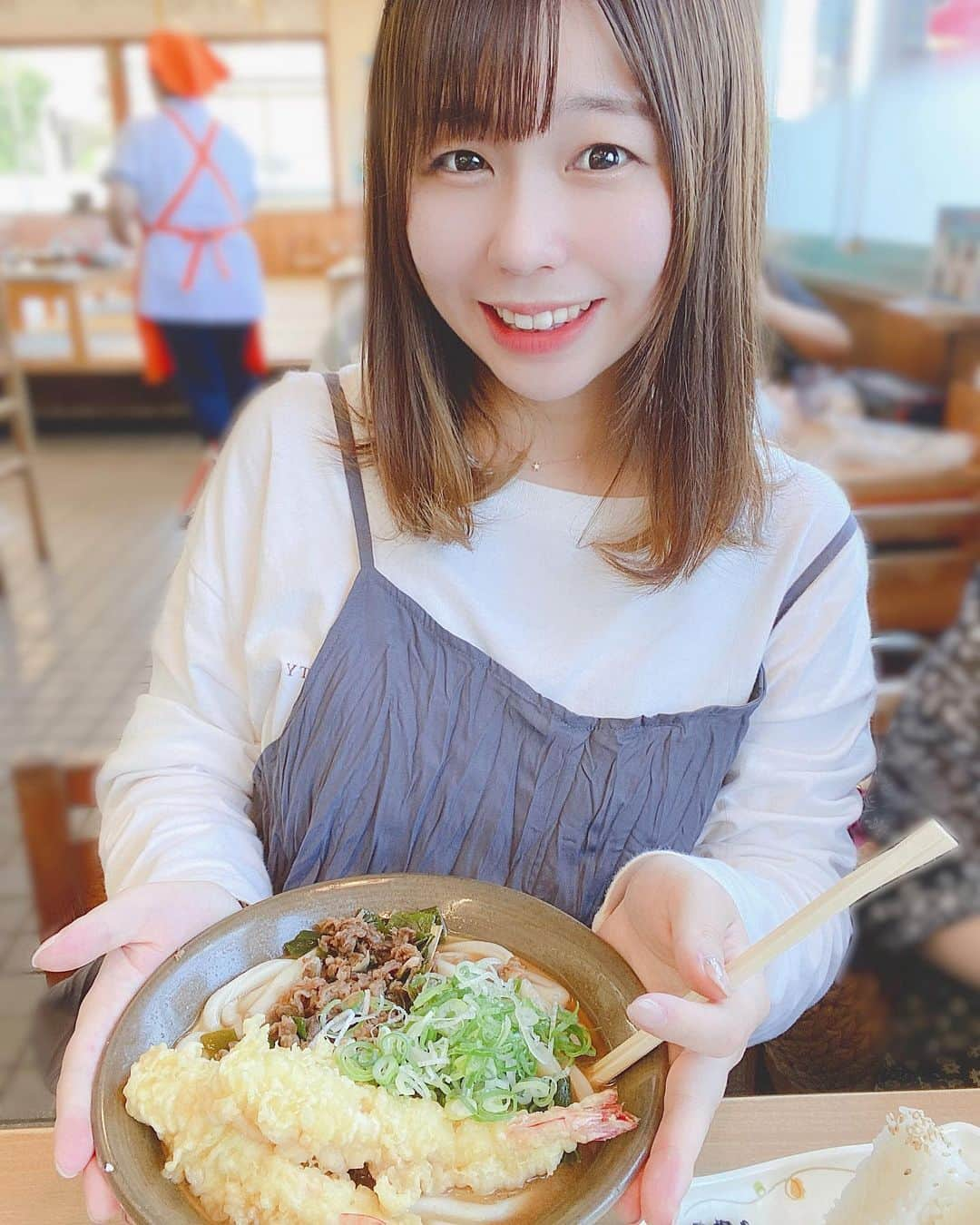 今井瞳のインスタグラム：「🍜 ㅤㅤㅤㅤㅤㅤㅤㅤㅤㅤㅤㅤㅤ 寒いからあたたかくて 美味しいもの欲してます。  📷前回福岡に帰った時に食べた #牧のうどん   いいね〜！今日は何食べよう💭💭  #こういう服着て写メ撮る時 #大体肩から紐とかずれてます #なでてます #なで肩です」