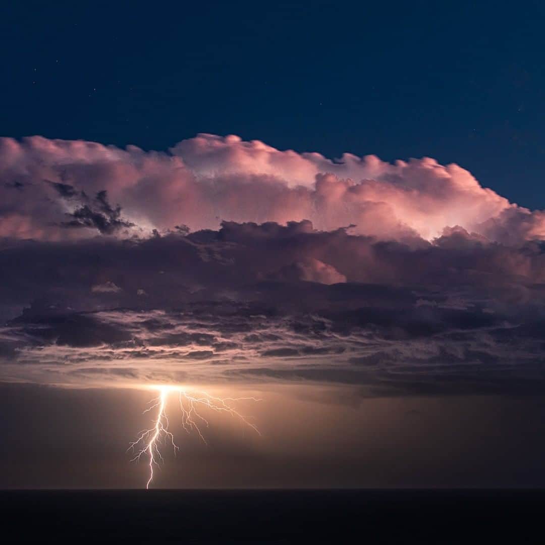 Nikon Australiaさんのインスタグラム写真 - (Nikon AustraliaInstagram)「"We arrived early to watch this small storm build up and move out at sea, hoping we would see something drop. A few internal flashes told us we were on. Then, just as the last light of sunset was producing some nice pink colour on the cloud tops, it threw out this fantastic cloud to ground strike, signalling what would be a great hour of shooting." - @willeadesphotography   Camera: Nikon Z 7 Lens: AF-S NIKKOR 70-200mm f/4G ED VR w/ FTZ Adaptor Settings: 70 mm  f/5.6  4s  ISO 320   #Nikon #MyNikonLife #NikonAustralia #NikonZ7 #Z7 #StormPhotography #StormChaser」11月14日 10時15分 - nikonaustralia