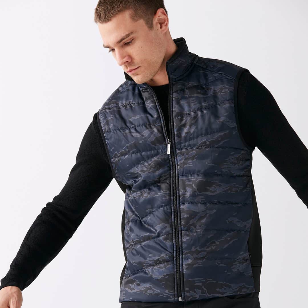 ペリーエリスのインスタグラム：「Tech-infused styles for the man in motion. The Camo Vest makes the perfect layering piece, made from breathable, thermal yarns with a hint of stretch to keep you warm and ready no matter what. #lifereadysince1976」
