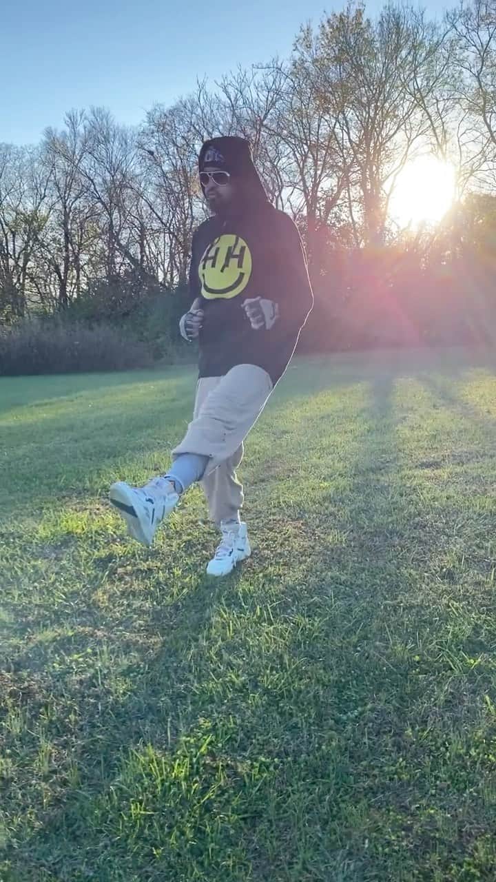 ビリー・レイ・サイラスのインスタグラム：「Show me your best moves! 🥊🤠 #MamaSaidKnockYouOut」