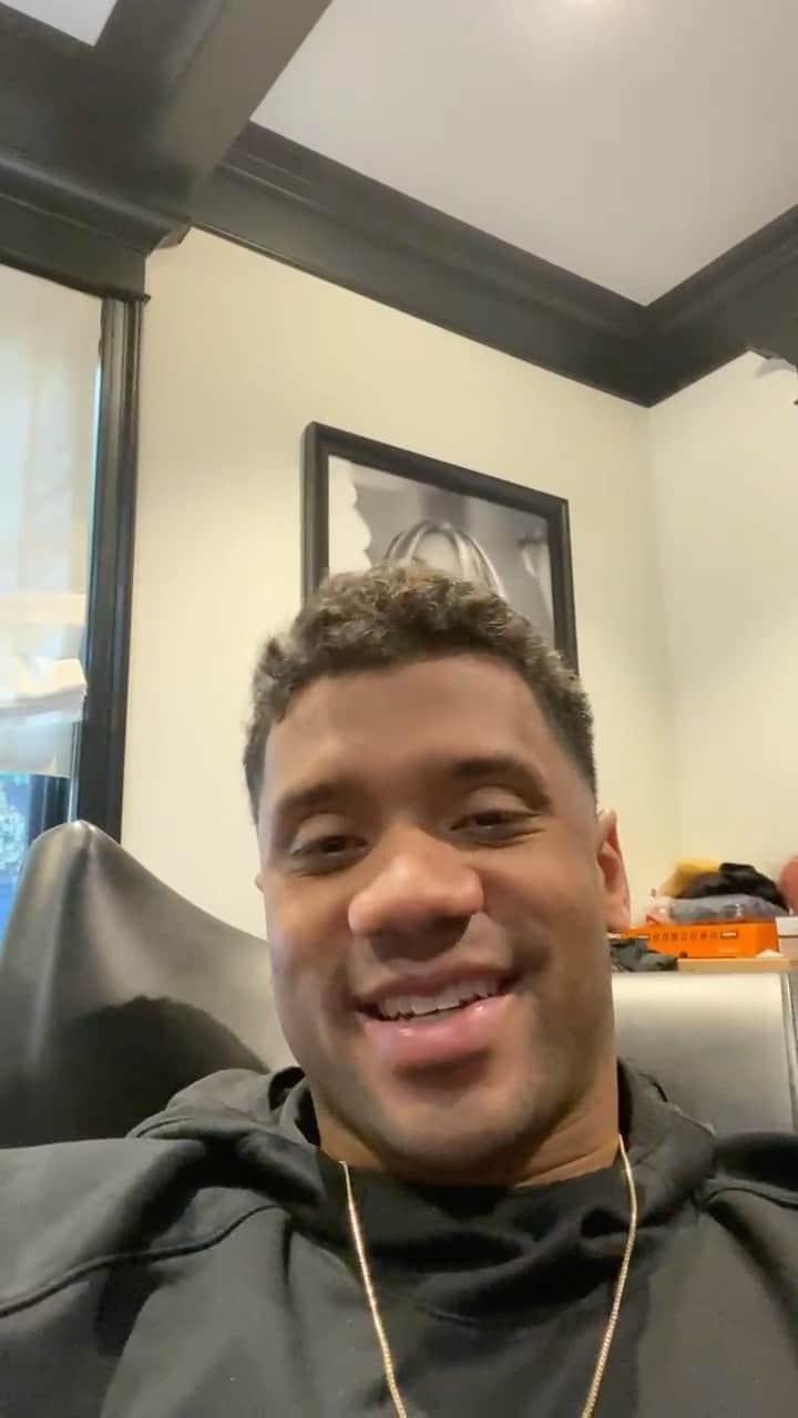 ラッセル・ウィルソンのインスタグラム：「This month at @thinkbig_gofar we are highlighting the things we are grateful for with the #limitlessgratitudechallenge. Today I challenge @ciara @dkm14 & @lala... tell us what you guys are grateful for🙏🏾🙏🏾🙏🏾」