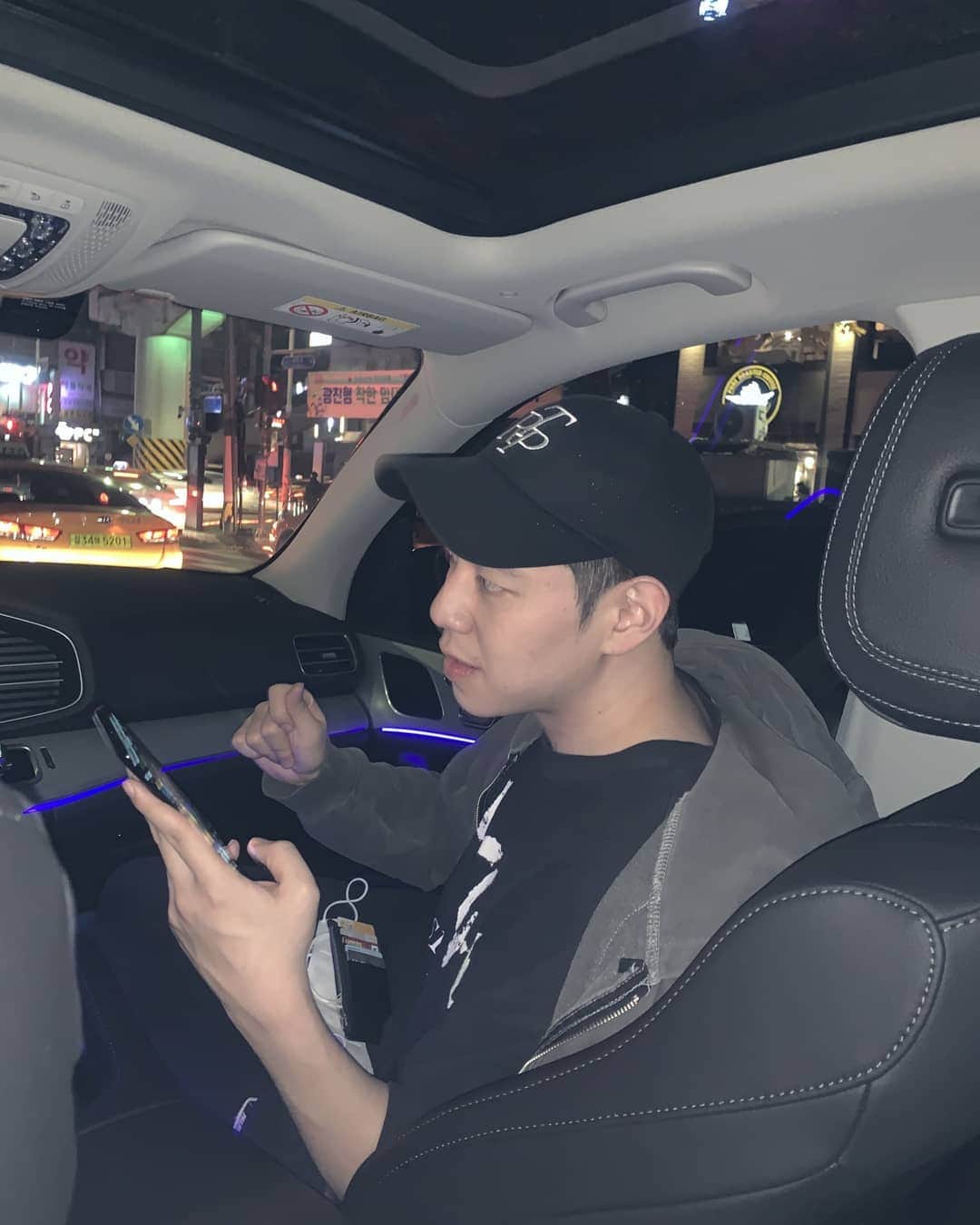 テウン のインスタグラム：「📱🏙🌌」