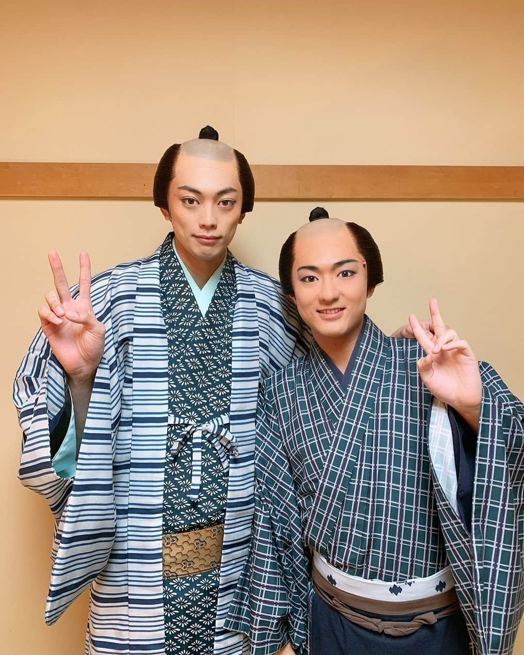 中村橋之助（4代目）のインスタグラム：「今日は最後の2回公演！  もうあと3回！ とんちゃんとやっと撮れた！  #明治座 #恋燃ゆる」