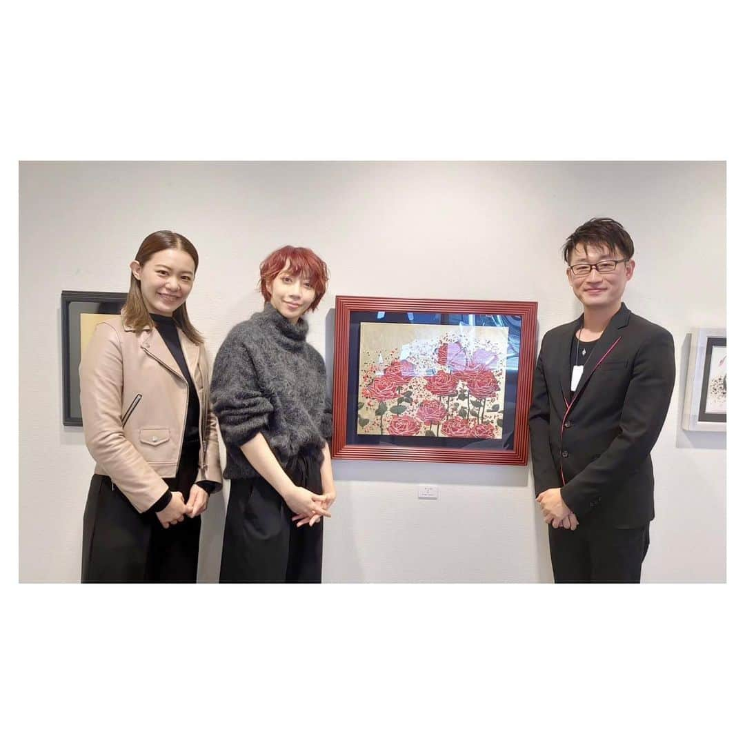 宇月颯さんのインスタグラム写真 - (宇月颯Instagram)「.﻿ .﻿ 先日、こちらの展覧会に行ってきました。﻿ ﻿ 日本画は美しい✨﻿ ﻿ 福井江太郎先生にもお会い出来、絵を描いた画家さんのお話を聞きながら見る…という貴重で贅沢な時間を過ごさせて頂きました♡﻿ 先生の絵に使われているのは天然の石や宝石を砕いたものだそうで、なんとも美しかったです…﻿ 四季がある日本だからこそ楽しめる日本画の奥深さに感動しました✨﻿ ﻿ 鑑賞って、難しい知識がなくても作品を見て何か感じたり考えたりするだけで、充分楽しめちゃいますね〜😊﻿ ﻿ 今月末には同じく"ギャラリー和田"さんで﻿ 『美弥るりか展』も💎✨﻿ 楽しみがいっぱいです！！﻿ ﻿ 色々な事に気をつけながらも、楽しむ事も忘れずに過ごしたいですね🙏﻿ ﻿ ﻿ ﻿ #画廊#ギャラリー和田﻿ #ぶらっくあんどほわいと﻿ #日本画家#福井江太郎 先生﻿ ﻿ #美弥るりか さん﻿ #るりちゃんと行ってきた﻿ #ちゃんと写真撮りました笑﻿ #美弥るりか展#楽しみ‼︎﻿ ﻿」11月14日 10時37分 - hayate_uzuki_official