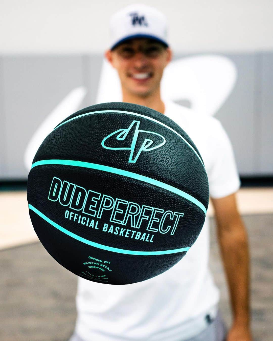 Dude Perfectさんのインスタグラム写真 - (Dude PerfectInstagram)「NEW MERCH IS 🔥🔥🔥 // Get your holiday shopping done early at the link in our bio 👊🎅」11月14日 10時32分 - dudeperfect