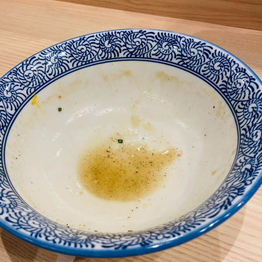 DRI-Vさんのインスタグラム写真 - (DRI-VInstagram)「鹿児島到着後、台湾混ぜそば【麺屋 はる】@fukatu.men さんの新店舗  【煮干し百式　葉琉】さんへお邪魔！ 超濃厚スープが麺に絡みまくり玉ねぎがまた良い味出していて風味を調和し美味すぎて 濃厚スープまで完飲🍜 2杯目は超超濃厚つけそば さっきより更につけスープは濃くなっているが心地よい煮干し風味がさっきとは違う太麺に激絡みし弾力あるモチモチ麺に2種類のチャーシューを絡めて瞬食。 そして〆はスープ割り〜✨✨ またまた楽しい時間を過ごせました！ ありがとうございました。 ご馳走様でした🙏  #煮干しそば #葉琉 #bgm #座席は何席あるでしょうか？ #店内は行ってからのお楽しみ」11月14日 10時38分 - dri_v_dance