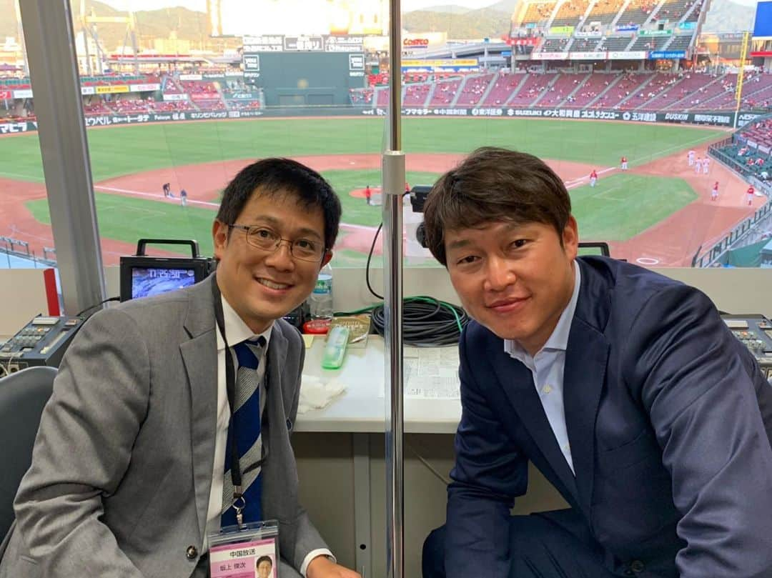 新井貴浩さんのインスタグラム写真 - (新井貴浩Instagram)「初めてのオンラインファンミーティング  https://www.spora.jp/event_group/araisan/  この方にMCをお願いしました！  RCC 坂上アナ  よろしくお願いします😄  「新井貴浩 オンラインファンミーティング」の申し込みフォームはプロフィール欄のURLをご確認ください！ @araitakahiro_official   #坂上俊次 #RCC  #プロ野球 #広島東洋カープ  #阪神タイガース #はじめての #オンライン #ファンミーティング #新井貴浩」11月14日 10時38分 - araitakahiro_official