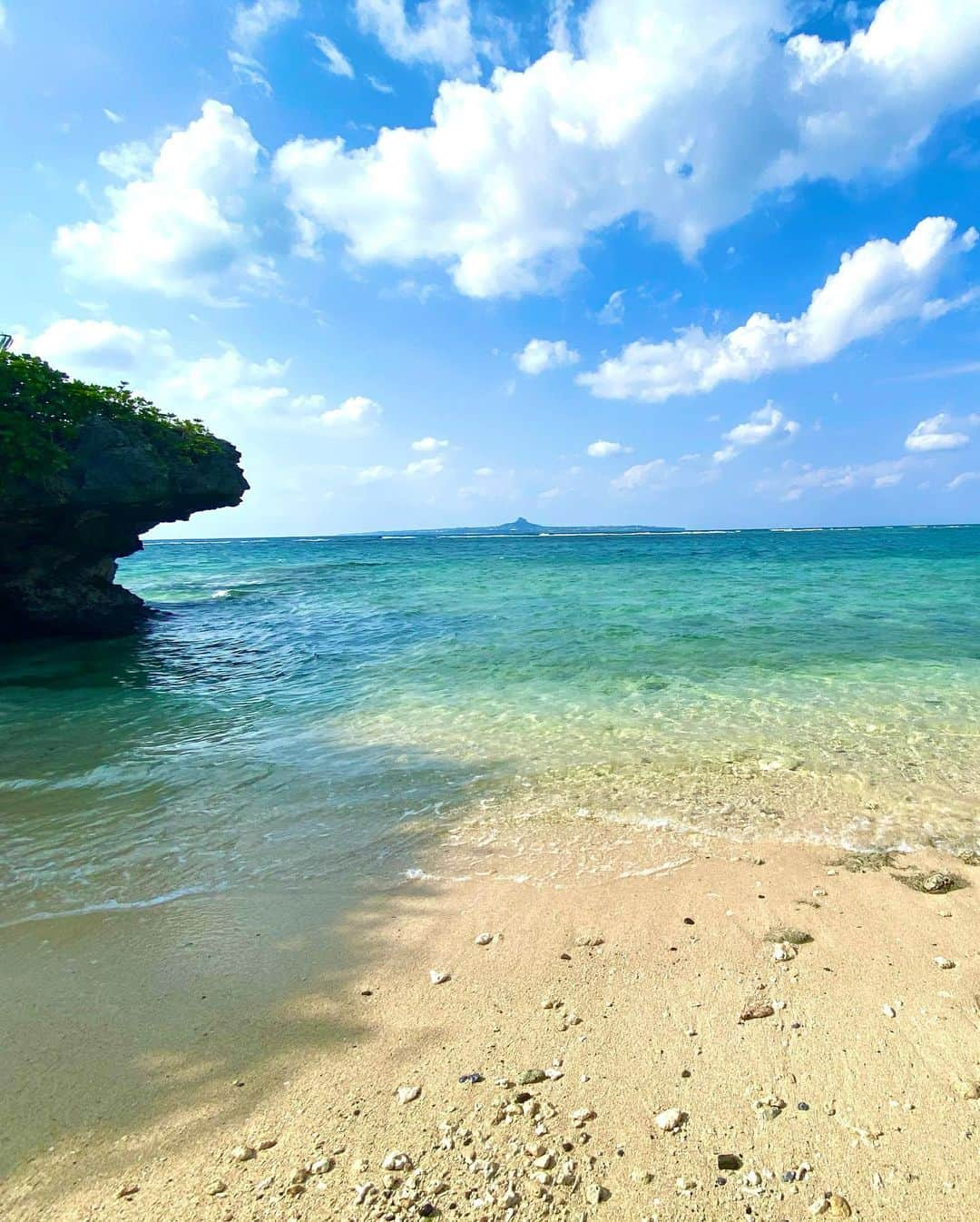 河西里音さんのインスタグラム写真 - (河西里音Instagram)「海綺麗だったなぁ(〃▽〃)♡♡ でも、海風が強過ぎて 髪の毛のコントロールが大変だった🤣w どのPicが好き...？？♡ ♡ ♡ ♡ #沖縄 #海洋博公園 #エメラルドビーチ #japanesegirl  #summergirl  #flower #pink #girly #tripgram #beautifulsea #lovesea」11月14日 10時41分 - rion_kasai