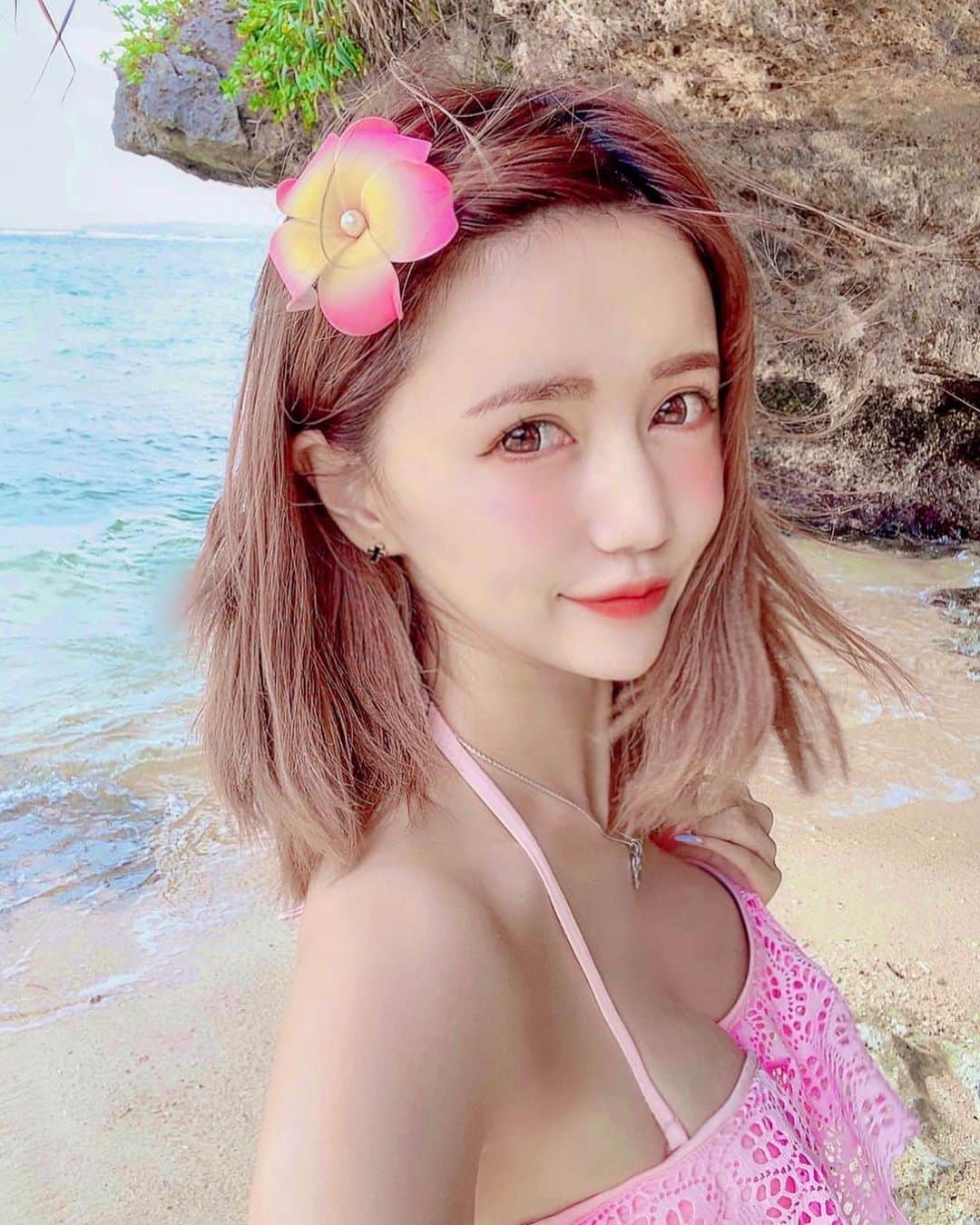 河西里音さんのインスタグラム写真 - (河西里音Instagram)「海綺麗だったなぁ(〃▽〃)♡♡ でも、海風が強過ぎて 髪の毛のコントロールが大変だった🤣w どのPicが好き...？？♡ ♡ ♡ ♡ #沖縄 #海洋博公園 #エメラルドビーチ #japanesegirl  #summergirl  #flower #pink #girly #tripgram #beautifulsea #lovesea」11月14日 10時41分 - rion_kasai