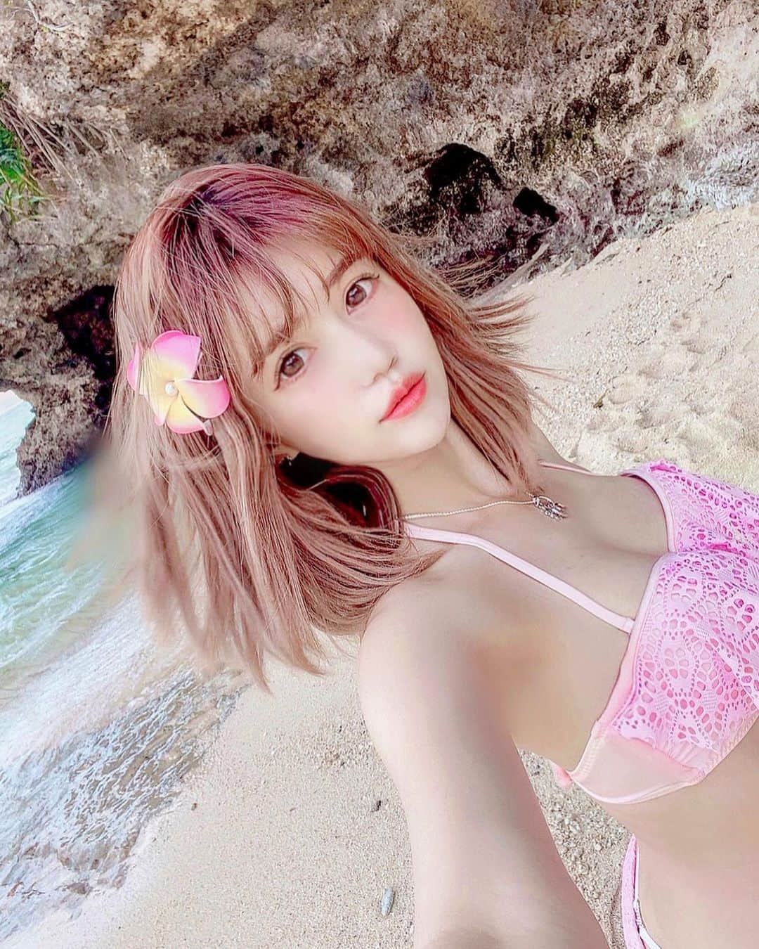 河西里音のインスタグラム：「海綺麗だったなぁ(〃▽〃)♡♡ でも、海風が強過ぎて 髪の毛のコントロールが大変だった🤣w どのPicが好き...？？♡ ♡ ♡ ♡ #沖縄 #海洋博公園 #エメラルドビーチ #japanesegirl  #summergirl  #flower #pink #girly #tripgram #beautifulsea #lovesea」