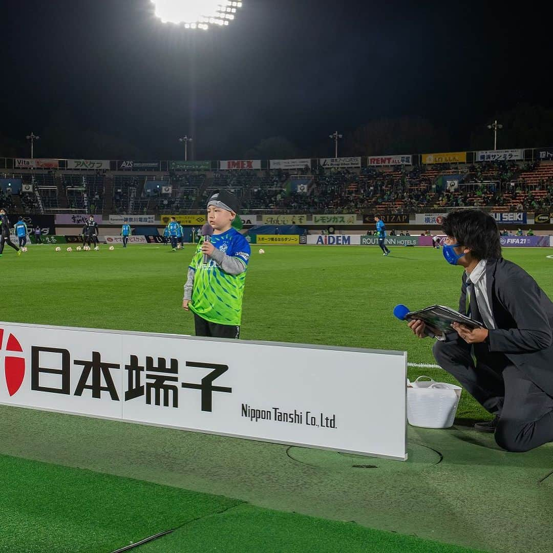 湘南ベルマーレさんのインスタグラム写真 - (湘南ベルマーレInstagram)「・ ／ Welcome to Bellmare💚💙 橋本琉選手 ＼ ・ 先日の横浜F・マリノス戦で湘南ベルマーレへ新たな仲間として6歳の橋本琉（るい）選手の加入を発表しました‼️ ・ ベルマーレでは、スポーツチームへの入団を通じて、長期療養中の子どもの自立支援とコミュニティを創出する「TEAMMATES（チームメイツ）」事業を企画・運営している、特定非営利活動法人Being ALIVE Japanと共に、長期療養児の受け入れを行っています。 ・ 昨シーズン、Jリーグクラブ初のTEAMMATES事業として高田琥太郎選手の入団を受け入れ、約5ヶ月間チームの一員として練習・試合、サポーターとの活動を行いました。 そして2人目のチームメイツとして、小児がんで長期療養中の橋本琉くんの入団が決まったのです👏👏 ・ サポーターの皆さんへのご挨拶の前には、記者会見が行われ契約書へのサインを行ったり、自分の言葉で抱負をお話しました。（会見の様子は後日公式サイトにアップしますのでお楽しみに） 会見では、コタも先輩として歓迎の言葉を伝えてくれました👍 ・ そして、今季より本事業にご共感をいただきました、東日本急行株式会社様にご協賛をいただくこととなりました。ご支援、誠にありがとうございます✨ ・ 今季途中から2021シーズンいっぱい、選手、チームスタッフ、サポーターの皆さんとともにチームメイツ活動を行います。 皆さん、ぜひ背番号61番の琉をよろしくお願いします‼️ ・ #湘南 #ベルマーレ #湘南ベルマーレ #bellmare  #たのしめてるか #PROGRESSION #前進 #橋本琉」11月14日 16時13分 - shonan_bellmare