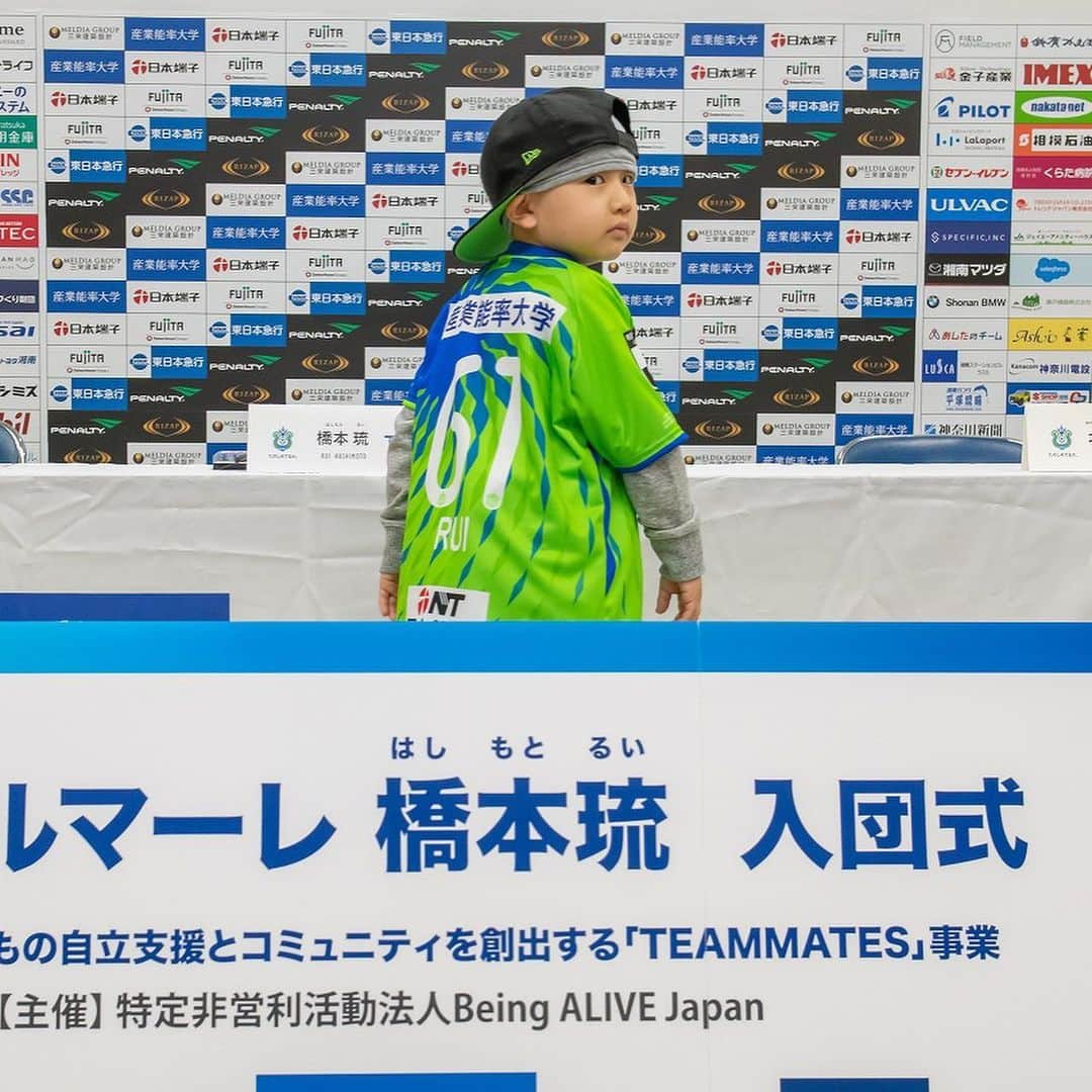 湘南ベルマーレさんのインスタグラム写真 - (湘南ベルマーレInstagram)「・ ／ Welcome to Bellmare💚💙 橋本琉選手 ＼ ・ 先日の横浜F・マリノス戦で湘南ベルマーレへ新たな仲間として6歳の橋本琉（るい）選手の加入を発表しました‼️ ・ ベルマーレでは、スポーツチームへの入団を通じて、長期療養中の子どもの自立支援とコミュニティを創出する「TEAMMATES（チームメイツ）」事業を企画・運営している、特定非営利活動法人Being ALIVE Japanと共に、長期療養児の受け入れを行っています。 ・ 昨シーズン、Jリーグクラブ初のTEAMMATES事業として高田琥太郎選手の入団を受け入れ、約5ヶ月間チームの一員として練習・試合、サポーターとの活動を行いました。 そして2人目のチームメイツとして、小児がんで長期療養中の橋本琉くんの入団が決まったのです👏👏 ・ サポーターの皆さんへのご挨拶の前には、記者会見が行われ契約書へのサインを行ったり、自分の言葉で抱負をお話しました。（会見の様子は後日公式サイトにアップしますのでお楽しみに） 会見では、コタも先輩として歓迎の言葉を伝えてくれました👍 ・ そして、今季より本事業にご共感をいただきました、東日本急行株式会社様にご協賛をいただくこととなりました。ご支援、誠にありがとうございます✨ ・ 今季途中から2021シーズンいっぱい、選手、チームスタッフ、サポーターの皆さんとともにチームメイツ活動を行います。 皆さん、ぜひ背番号61番の琉をよろしくお願いします‼️ ・ #湘南 #ベルマーレ #湘南ベルマーレ #bellmare  #たのしめてるか #PROGRESSION #前進 #橋本琉」11月14日 16時13分 - shonan_bellmare