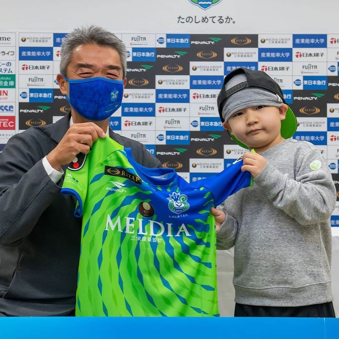 湘南ベルマーレさんのインスタグラム写真 - (湘南ベルマーレInstagram)「・ ／ Welcome to Bellmare💚💙 橋本琉選手 ＼ ・ 先日の横浜F・マリノス戦で湘南ベルマーレへ新たな仲間として6歳の橋本琉（るい）選手の加入を発表しました‼️ ・ ベルマーレでは、スポーツチームへの入団を通じて、長期療養中の子どもの自立支援とコミュニティを創出する「TEAMMATES（チームメイツ）」事業を企画・運営している、特定非営利活動法人Being ALIVE Japanと共に、長期療養児の受け入れを行っています。 ・ 昨シーズン、Jリーグクラブ初のTEAMMATES事業として高田琥太郎選手の入団を受け入れ、約5ヶ月間チームの一員として練習・試合、サポーターとの活動を行いました。 そして2人目のチームメイツとして、小児がんで長期療養中の橋本琉くんの入団が決まったのです👏👏 ・ サポーターの皆さんへのご挨拶の前には、記者会見が行われ契約書へのサインを行ったり、自分の言葉で抱負をお話しました。（会見の様子は後日公式サイトにアップしますのでお楽しみに） 会見では、コタも先輩として歓迎の言葉を伝えてくれました👍 ・ そして、今季より本事業にご共感をいただきました、東日本急行株式会社様にご協賛をいただくこととなりました。ご支援、誠にありがとうございます✨ ・ 今季途中から2021シーズンいっぱい、選手、チームスタッフ、サポーターの皆さんとともにチームメイツ活動を行います。 皆さん、ぜひ背番号61番の琉をよろしくお願いします‼️ ・ #湘南 #ベルマーレ #湘南ベルマーレ #bellmare  #たのしめてるか #PROGRESSION #前進 #橋本琉」11月14日 16時13分 - shonan_bellmare