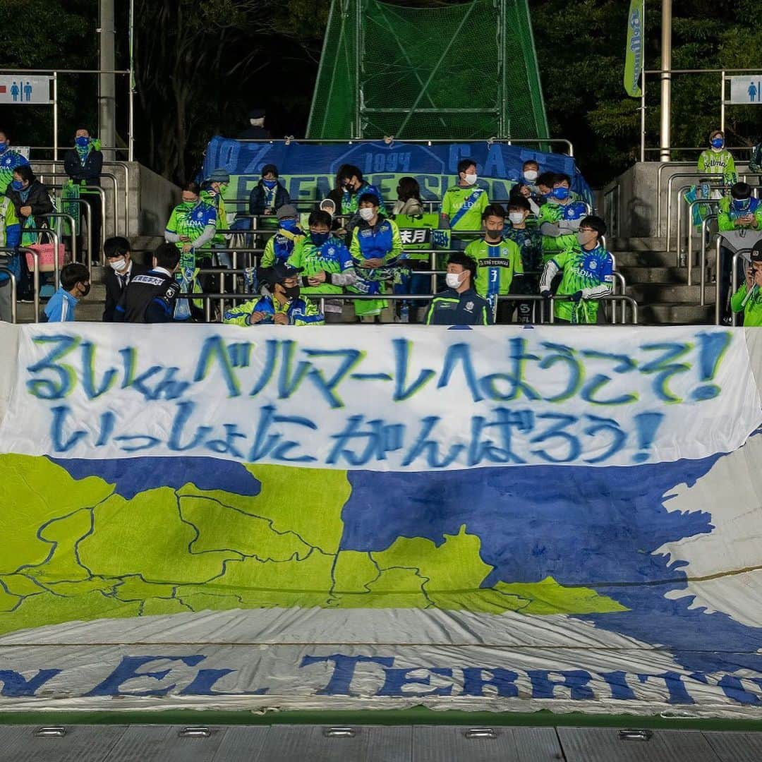 湘南ベルマーレさんのインスタグラム写真 - (湘南ベルマーレInstagram)「・ ／ Welcome to Bellmare💚💙 橋本琉選手 ＼ ・ 先日の横浜F・マリノス戦で湘南ベルマーレへ新たな仲間として6歳の橋本琉（るい）選手の加入を発表しました‼️ ・ ベルマーレでは、スポーツチームへの入団を通じて、長期療養中の子どもの自立支援とコミュニティを創出する「TEAMMATES（チームメイツ）」事業を企画・運営している、特定非営利活動法人Being ALIVE Japanと共に、長期療養児の受け入れを行っています。 ・ 昨シーズン、Jリーグクラブ初のTEAMMATES事業として高田琥太郎選手の入団を受け入れ、約5ヶ月間チームの一員として練習・試合、サポーターとの活動を行いました。 そして2人目のチームメイツとして、小児がんで長期療養中の橋本琉くんの入団が決まったのです👏👏 ・ サポーターの皆さんへのご挨拶の前には、記者会見が行われ契約書へのサインを行ったり、自分の言葉で抱負をお話しました。（会見の様子は後日公式サイトにアップしますのでお楽しみに） 会見では、コタも先輩として歓迎の言葉を伝えてくれました👍 ・ そして、今季より本事業にご共感をいただきました、東日本急行株式会社様にご協賛をいただくこととなりました。ご支援、誠にありがとうございます✨ ・ 今季途中から2021シーズンいっぱい、選手、チームスタッフ、サポーターの皆さんとともにチームメイツ活動を行います。 皆さん、ぜひ背番号61番の琉をよろしくお願いします‼️ ・ #湘南 #ベルマーレ #湘南ベルマーレ #bellmare  #たのしめてるか #PROGRESSION #前進 #橋本琉」11月14日 16時13分 - shonan_bellmare