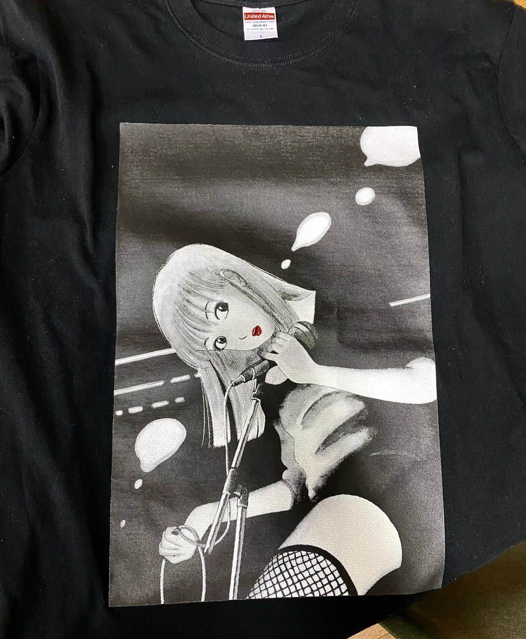 江口寿史のインスタグラム：「ヴィレヴァン×ひばりくんコラボの商品の中でも印刷工程的に一番苦労したのがコレ。40年前のアナログ手塗りの２色原稿の原画をスキャンしてデータ化したものなので、それを黒の布地に再現するのが難しかったんです。出来る方法は全部試して、納得できるものに落ち着きました！ひばりくんの魅力に溢れたカッコイイものが出来ましたよ！全国のヴィレヴァン実店舗では12月11日より発売です！お楽しみに！」
