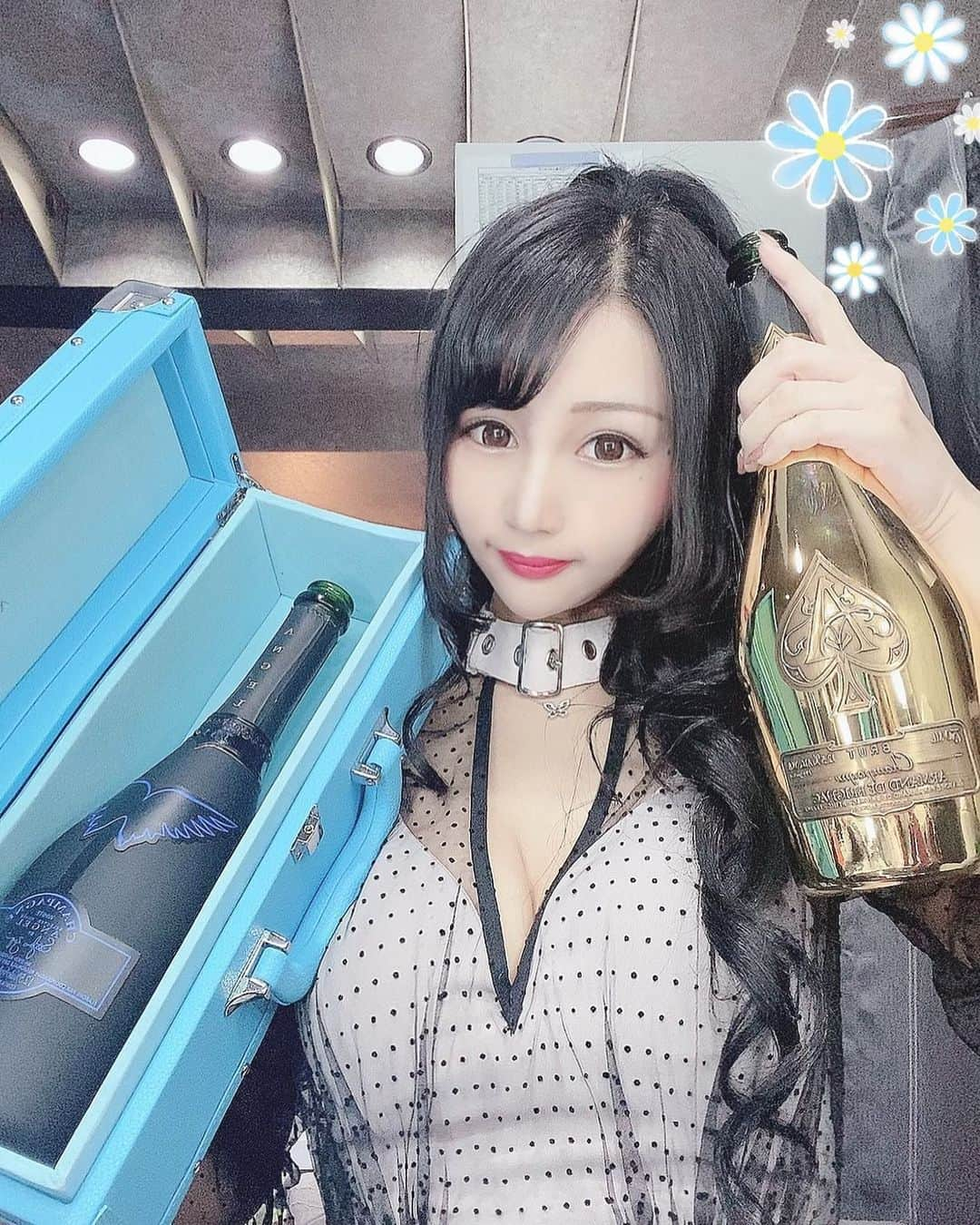 向日葵めいさんのインスタグラム写真 - (向日葵めいInstagram)「#🍾#👼🏻#♠️#💙#💛  幸せやた♡♡  #エンジェルシャンパン#エンジェルヘイローブルー#アルマンド#アルマンドゴールド#ローブドフルール#夜華#クラブ#ニュークラブ#キャバクラ#キャバ嬢#京都」11月14日 16時14分 - yoka_himawarimei