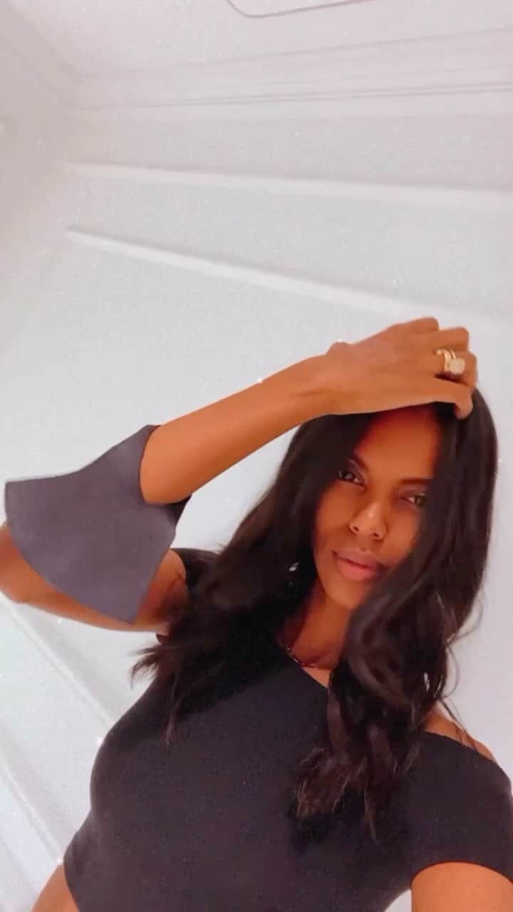 グレースマハリーのインスタグラム：「How to act brand new: see @hoshounkpatin 💇🏾‍♀️🤎」