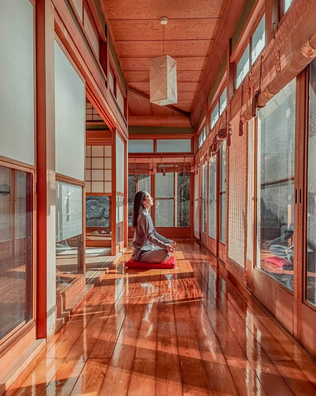 吉松育美さんのインスタグラム写真 - (吉松育美Instagram)「Meditation at the beginning of the day ✨🙏✨💯👍 .  IYGビューティーアカデミーの１日の始まりは瞑想から🙏✨ . 瞑想の効果はいっぱいあるけど👌目標に向かって突き進むため💯より良い心の安定と心の平和のため💯ミスになるために必要なことの一つは「集中力」✨😄✨　 . . ⬇️瞑想の具体的な効果⬇️ ✔️脳の前頭前皮質が鍛えられ、脳機能がUPし✨記憶力・集中力の向上❤️ ✔️ポジティブ思考になって幸福度が上るのでメンタルが安定し💕ストレスにも強い心を手に入れる👍💜💜💜 . 非現実的な空間で心落ち着かせてトレーニングに集中できる環境を心がけてます💯✨ .  .  . #IYGBA #ミスジャパン #ミスコン #美しい人と繋がりたい #トレーニング #ダイエット #デトックス #吉松育美 #瞑想 #九州 #集中力 #モチベーションアップ #ミセスジャパン」11月14日 10時46分 - ikumiyoshimatsu