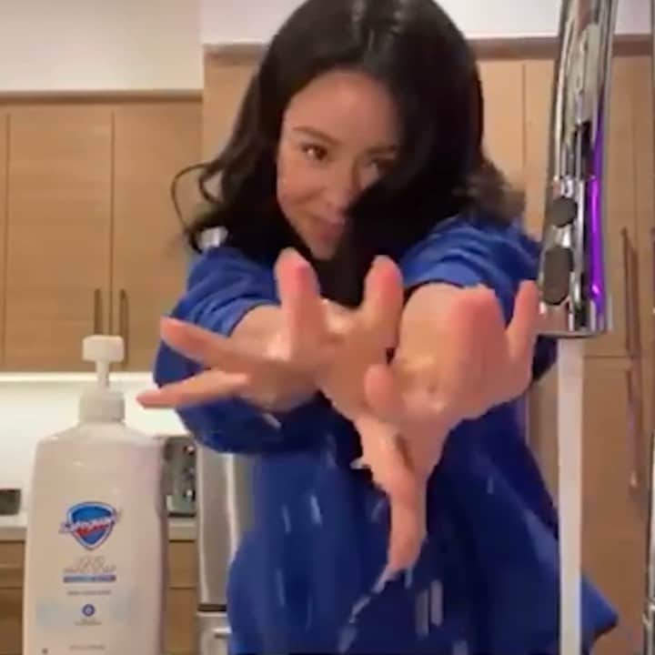 シエラ・ラミレスのインスタグラム：「Let's safeguard our families and communities by washing our hands regularly for 20 seconds 💦🙌 I’m challenging @alexalosey to come clean with @SafeguardSoap #SafeguardSplash #SafeguardPartner #WashAwayGerms #ad」