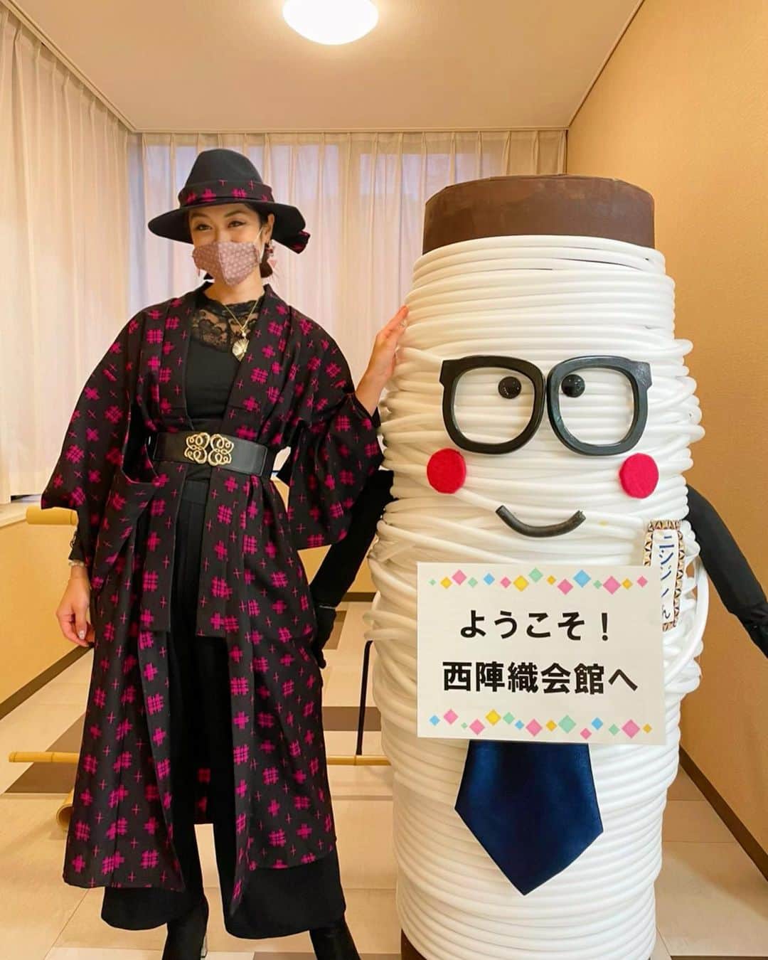 せいなさんのインスタグラム写真 - (せいなInstagram)「先日、京都の西陣織会館に お伺いさせて頂きました✨ ニシジンくんとのツーショット🤳💓 . . 私の着ていた #リメイク着物 は 絣(かすり)という技法で織られた生地で絣職人さんとも出会い、色々と貴重なお話しを伺いました✨ 職人さんの想いや、伝統文化を引き継ぐ姿を観て改めて奥深さを知り、もっと若い世代の方に気軽に着物を着て頂けるようになれたらなと思いました🍀 . . 他にも、帯のデザインを描いている方の作品を間近で観させて頂いたり、素晴らしい物を見せて頂いて、とても貴重な時間でした✨ . . 西陣織会館では、ギネス記録に載っている程、毎日ファッションショーを行っているそうです✨ 今は、コロナで中止しているそうですが、いつか拝見してみたいなと思いました👘 . . #ニシジンクン #神社巡り #京都巡り  #ライトアップ #京都 #そうだ京都へ行こう #京都好き #和 #日本文化  #リメイクキモノ #キモノリメイク #japan #arashiyama #kimono #kyoto #gotokyoto #kimonoforest #light #remake kimono #fashion」11月14日 10時50分 - seina_k0403