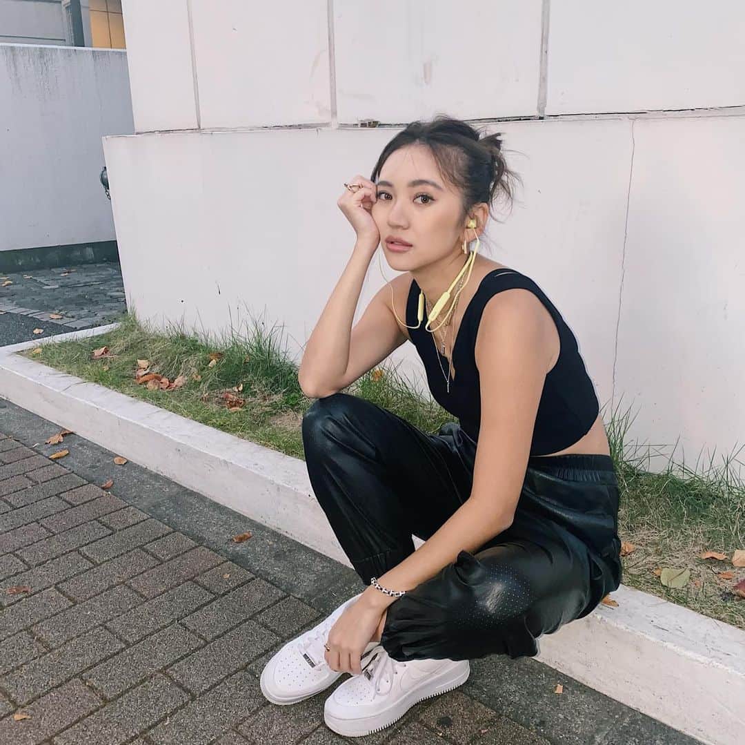 佐々木彩乃のインスタグラム：「new @beatsbydre 🎧 新しいBeats Flexをget! 最大12時間再生できるしスポーティで可愛いYUZU YELLOWカラー❤️ #beats #beatsflex」